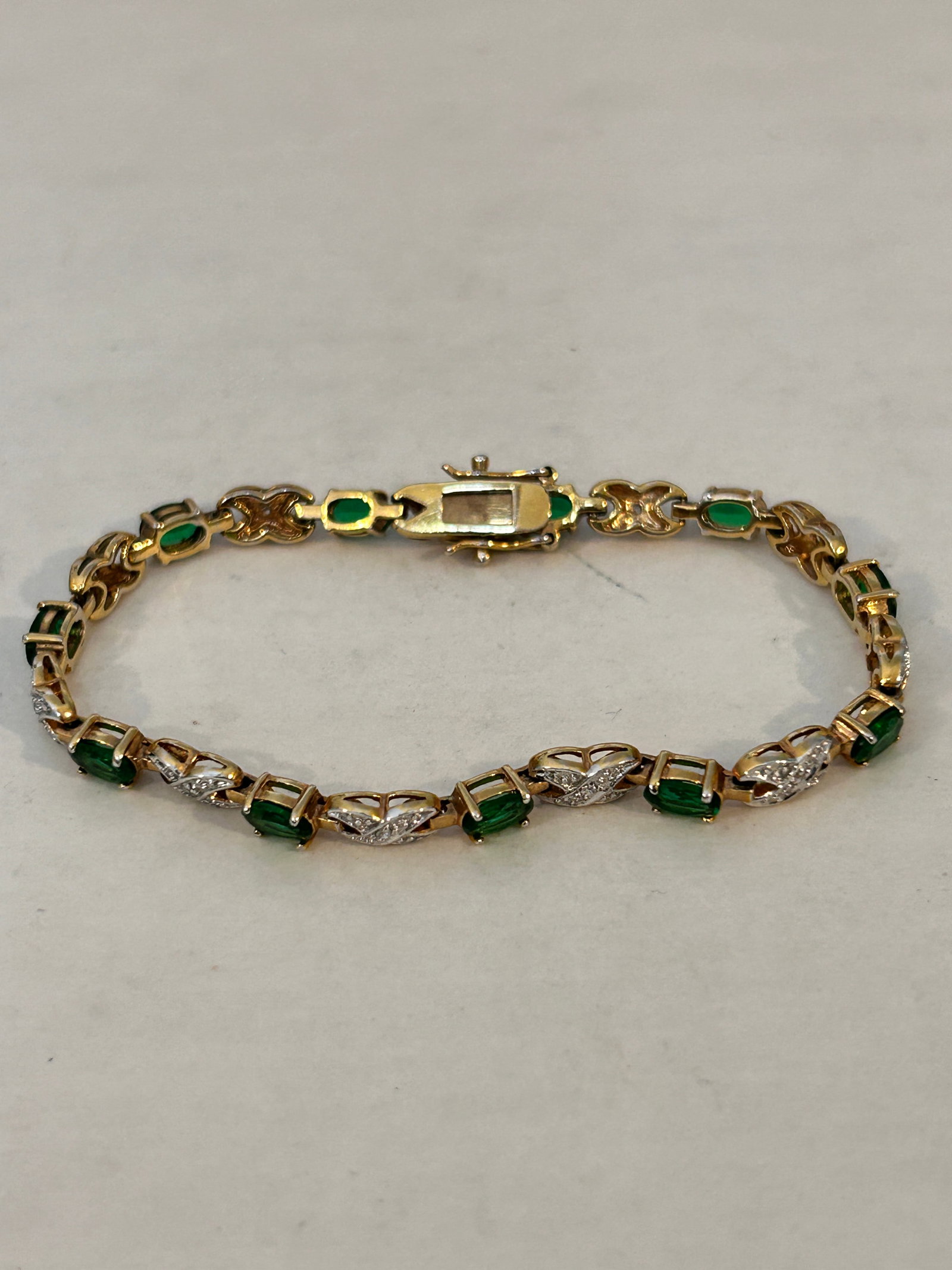 Vintage green rhinestone XOXO Bracelet sz 7": Vintage green rhinestone XOXO Bracelet sz 7" Please view all photos as they are part of the description and condition of this Item, Feel free to contact me with questions or picture requests! Used Ite