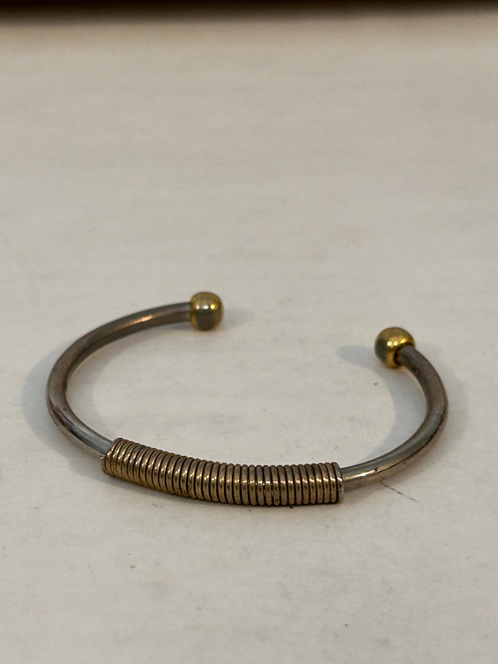 Vintage Bangle Bracelet sz 6": Vintage Bangle Bracelet sz 6" Please view all photos as they are part of the description and condition of this Item, Feel free to contact me with questions or picture requests! Used Item AS IS
