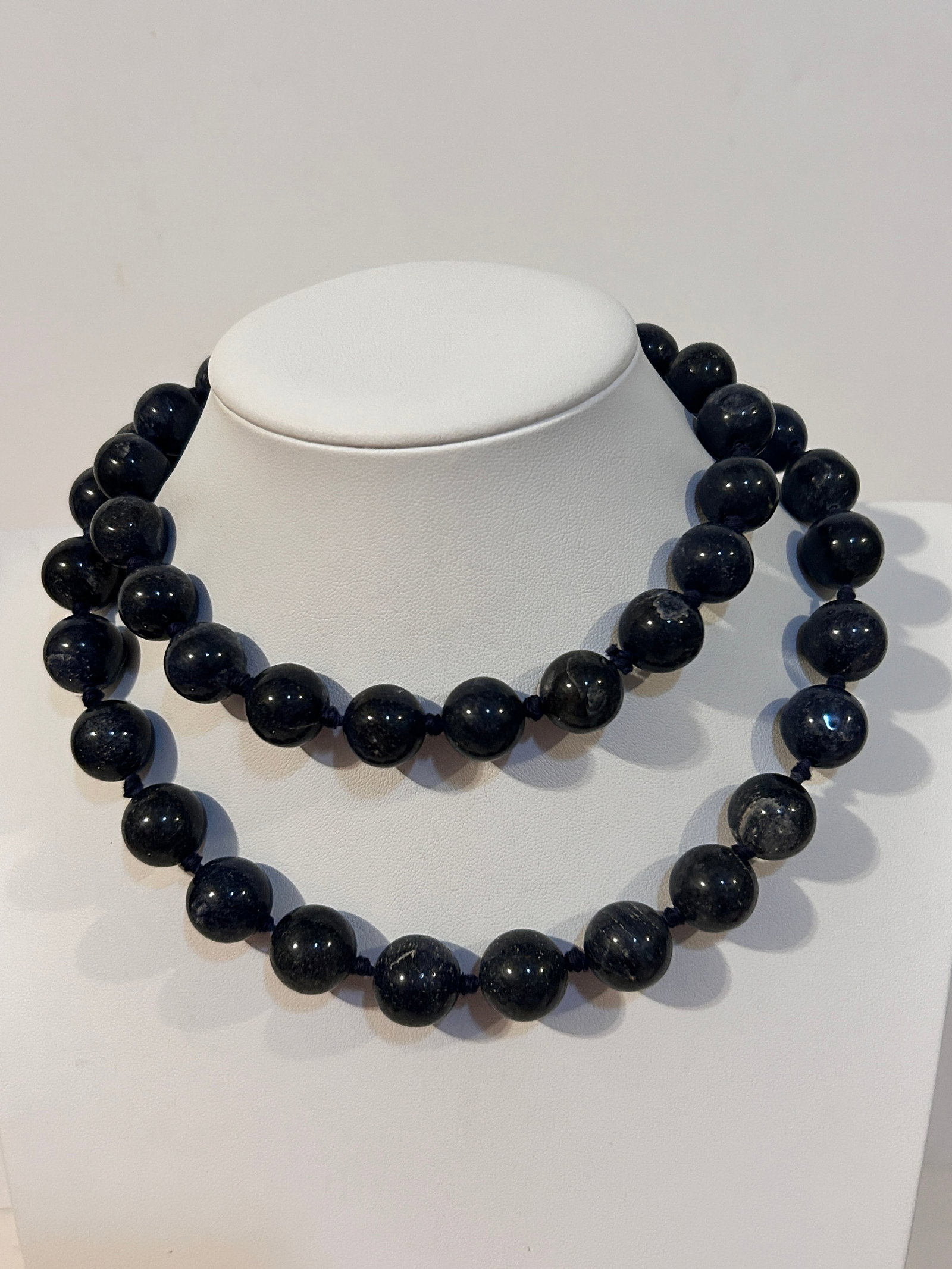 Vintage Spinel Knotted beaded Necklace 32": Vintage Spinel Knotted beaded Necklace 32" Please view all photos as they are part of the description and condition of this Item, Feel free to contact me with questions or picture requests! Used Item 