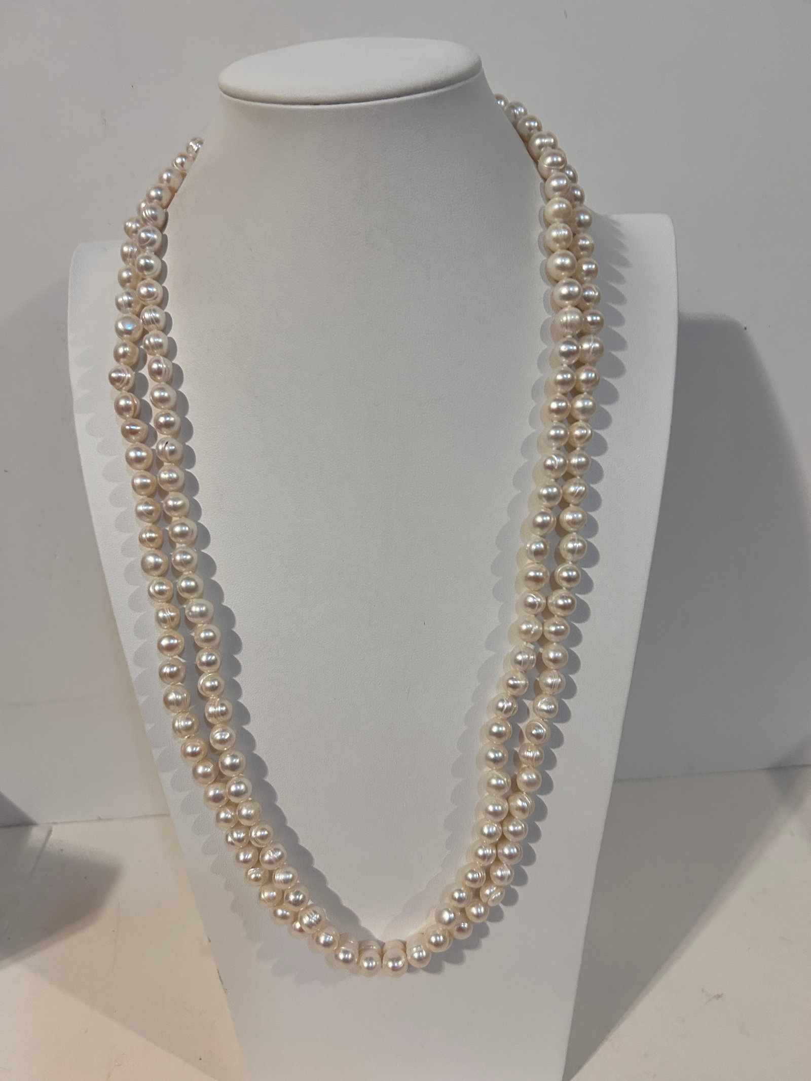 World Wide Imports VVV White Pearl Necklace 56": World Wide Imports VVV White Pearl Necklace 56" Please view all photos as they are part of the description and condition of this Item, Feel free to contact me with questions or picture requests! Used 