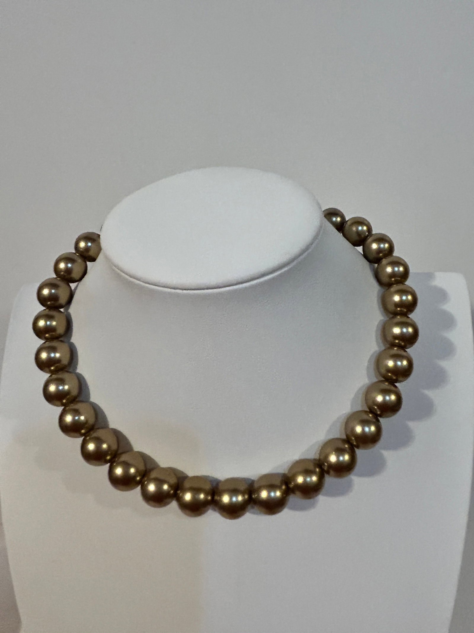 Himalayan Gems Beaded Necklace 20": Himalayan Gems Beaded Necklace 20" Please view all photos as they are part of the description and condition of this Item, Feel free to contact me with questions or picture requests! Used Item AS IS