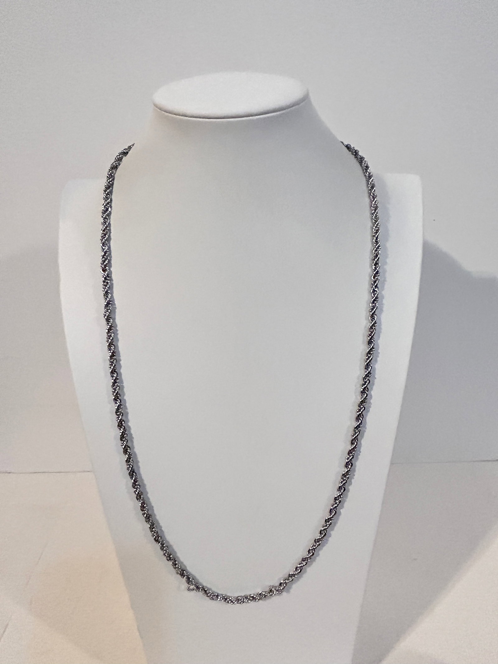 Michael anthony stainless steel rope chain 28": Michael anthony stainless steel rope chain 28" Please view all photos as they are part of the description and condition of this Item, Feel free to contact me with questions or picture requests! Used I