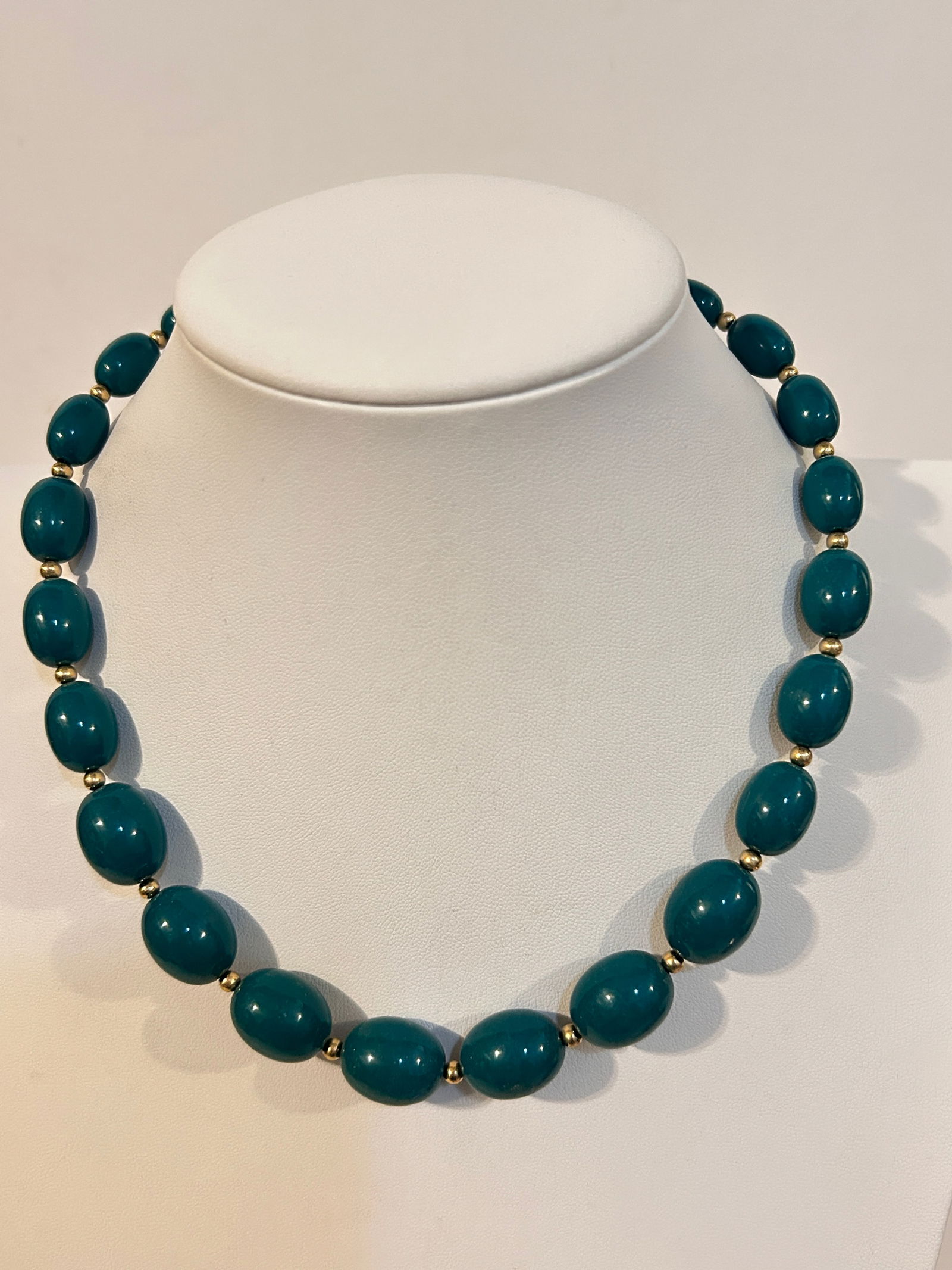 Vintage Green Monet beaded Necklace 16": Vintage Green Monet beaded Necklace 16" Please view all photos as they are part of the description and condition of this Item, Feel free to contact me with questions or picture requests! Used Item AS