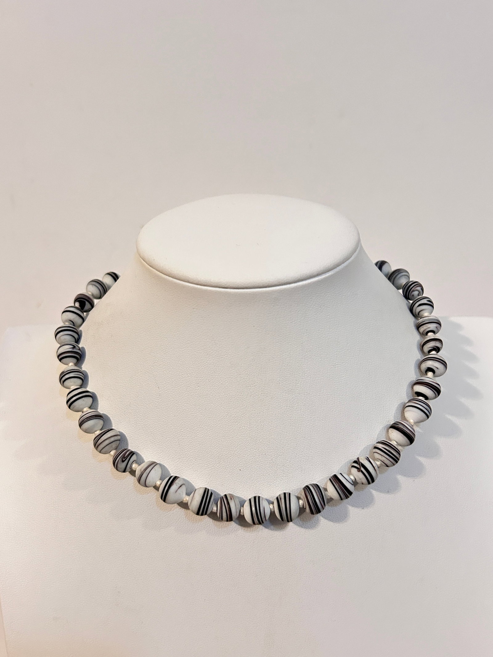 Vintage zebra beaded color Necklace 15": Vintage zebra beaded color Necklace 15" Please view all photos as they are part of the description and condition of this Item, Feel free to contact me with questions or picture requests! Used Item AS 