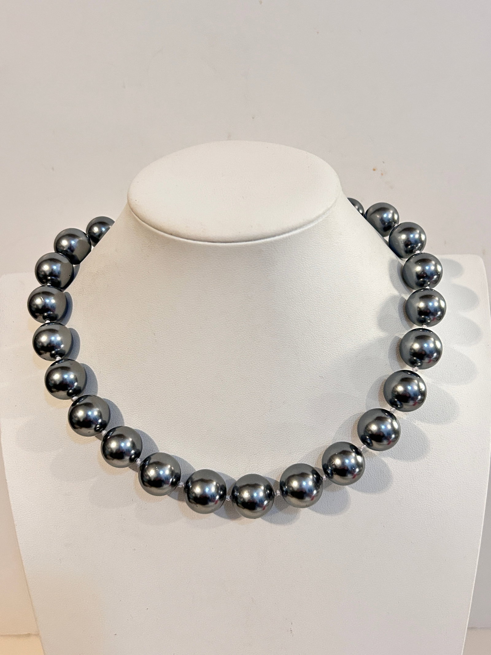 Vintage large bead heavy 14" Necklace: Vintage large bead heavy 14" Necklace Please view all photos as they are part of the description and condition of this Item, Feel free to contact me with questions or picture requests! Used Item AS IS