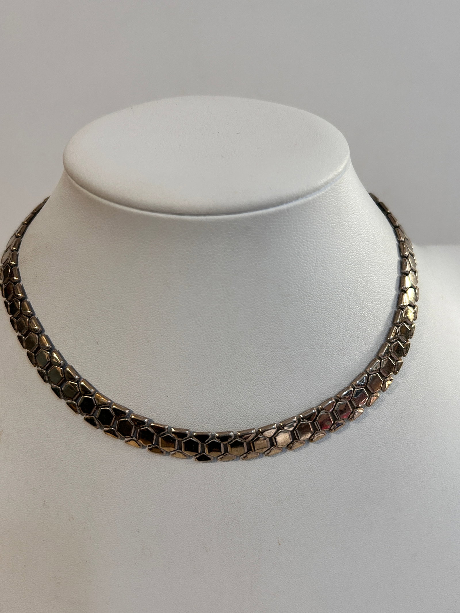Vintage gold tone choker Necklace 12": Vintage gold tone choker Necklace 12" Please view all photos as they are part of the description and condition of this Item, Feel free to contact me with questions or picture requests! Used Item AS IS