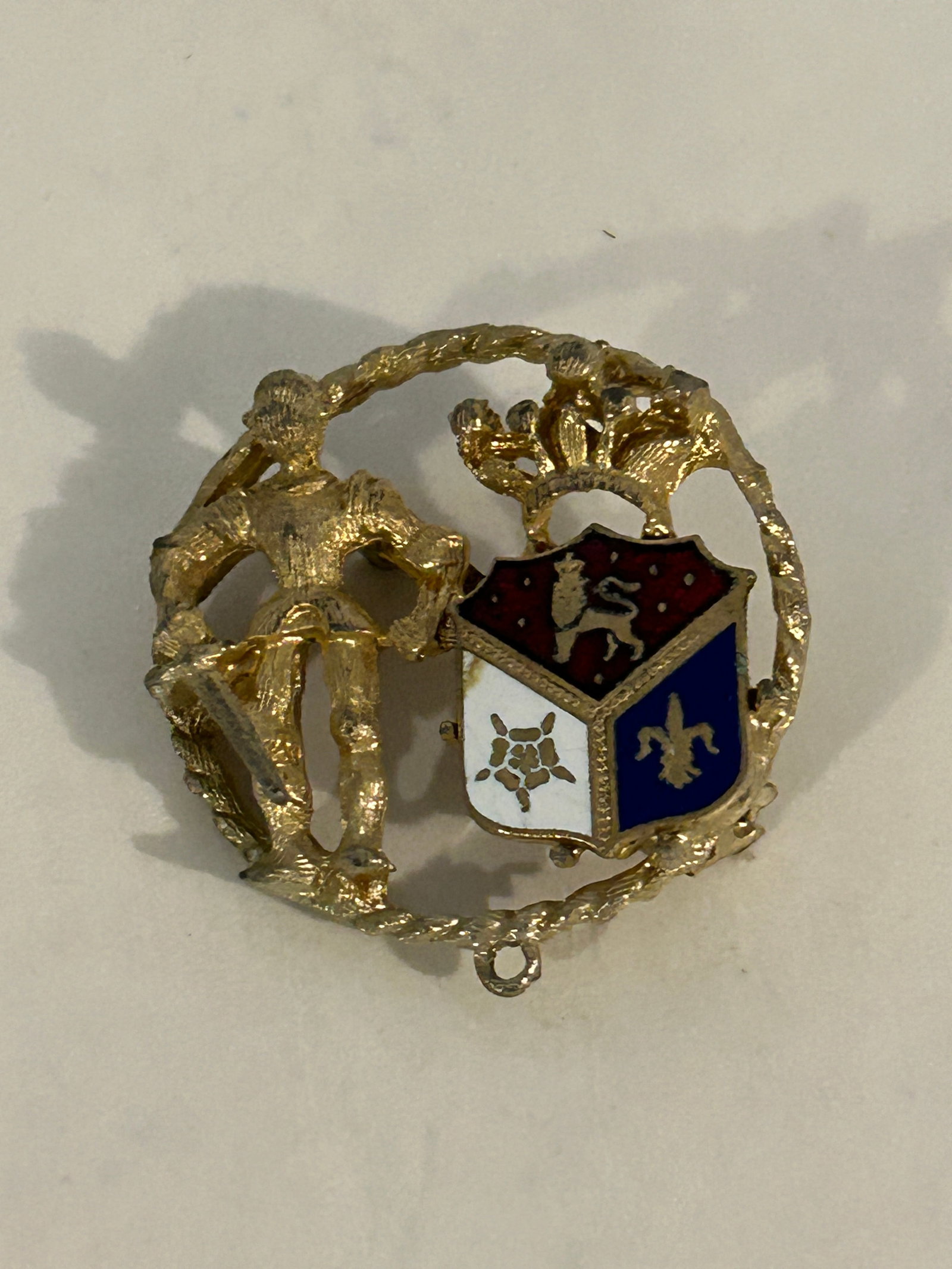 Vintage Coat Of Arms Royal Crown Lion Unicorn Brooch Gold Tone: Vintage Coat Of Arms Royal Crown Lion Unicorn Brooch Gold Tone Please view all photos as they are part of the description and condition of this Item, Feel free to contact me with questions or picture 
