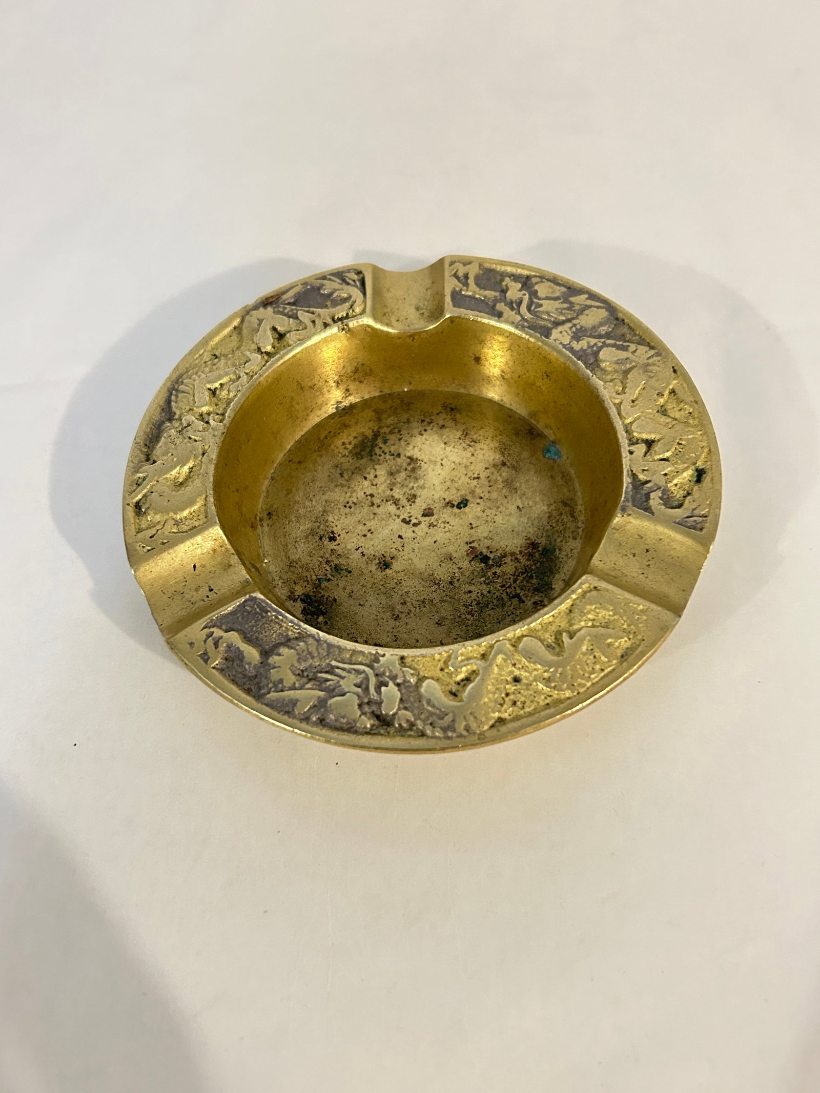 Vintage Brass 4 1/4" Ashtray made in Korea: Vintage Brass 4 1/4" Ashtray made in Korea Please view all photos as they are part of the description and condition of this Item, Feel free to contact me with questions or picture requests! Used Item 