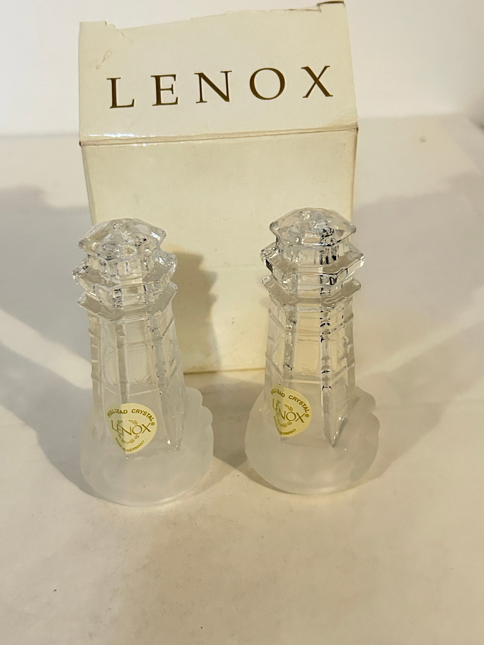 Vintage Lenox lighthouse Salt & Pepper Set: Vintage Lenox lighthouse Salt & Pepper Set Please view all photos as they are part of the description and condition of this Item, Feel free to contact me with questions or picture requests! Used Item 
