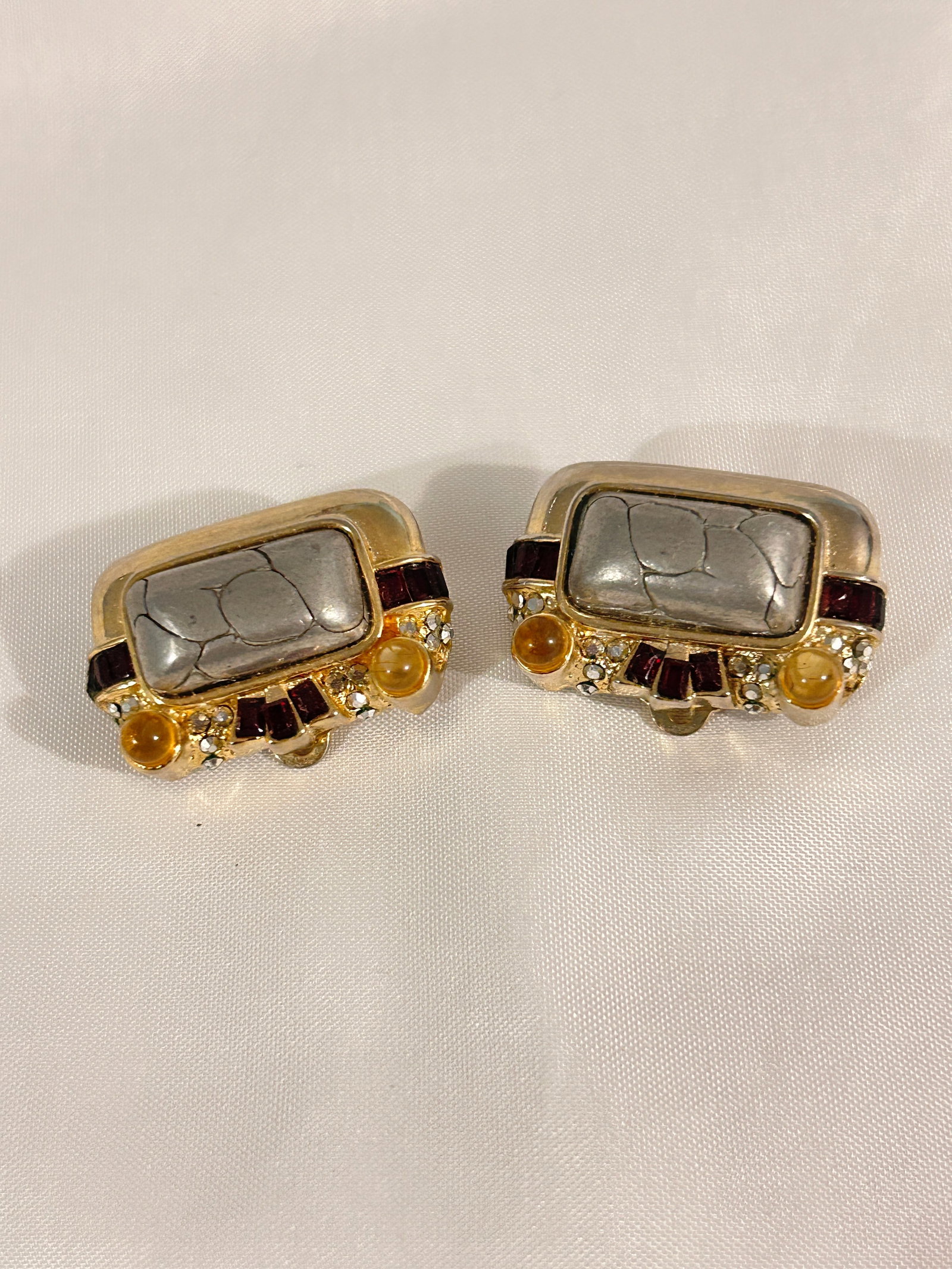 Vintage Kirks Folly Clip On Earrings: Vintage Kirks Folly Clip On Earrings Please view all photos as they are part of the description and condition of this Item, Feel free to contact me with questions or picture requests! Used Item AS IS