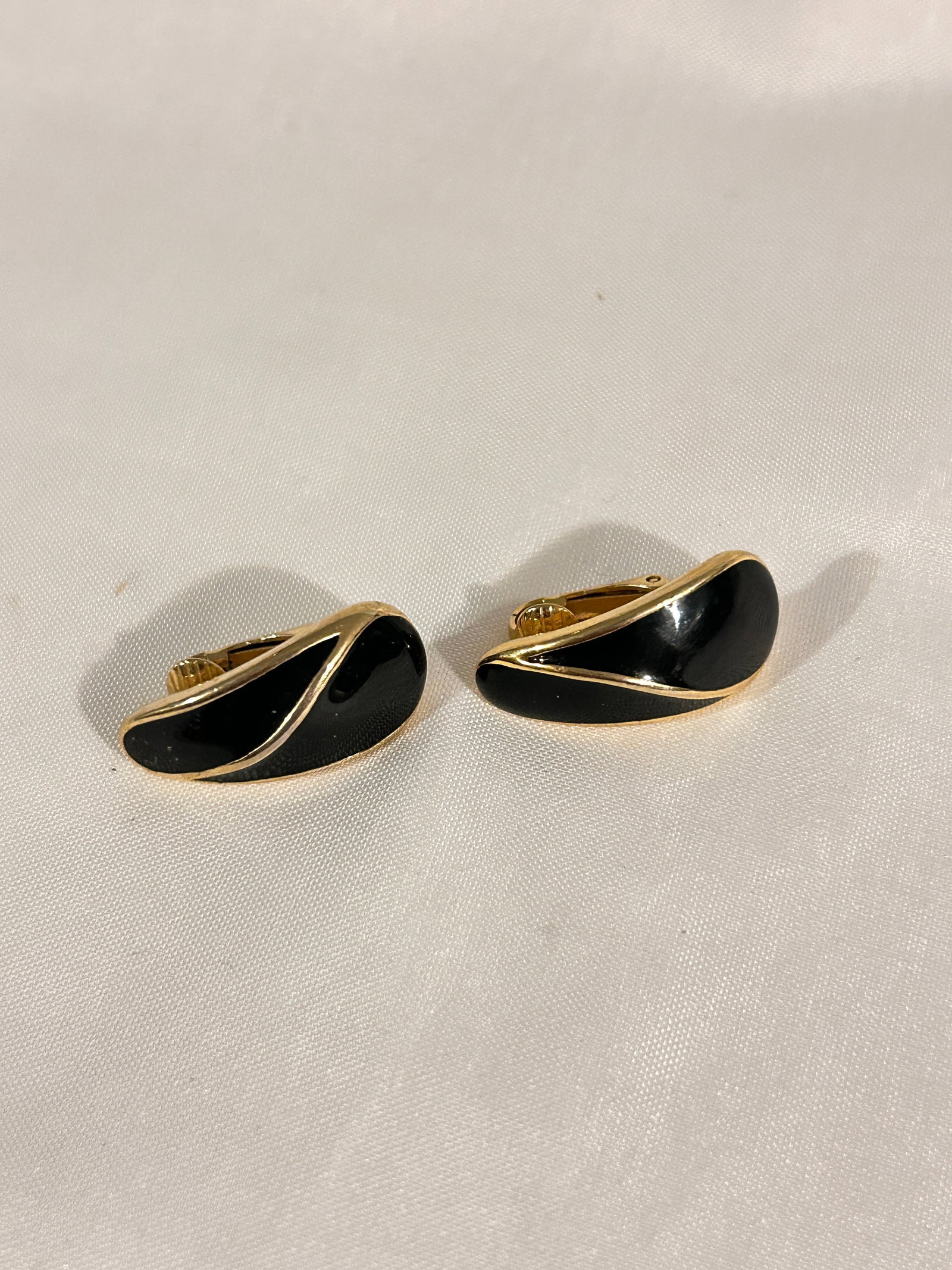 Vintage trifari black enamel clip on Earrings: Vintage trifari black enamel clip on Earrings Please view all photos as they are part of the description and condition of this Item, Feel free to contact me with questions or picture requests! Used It