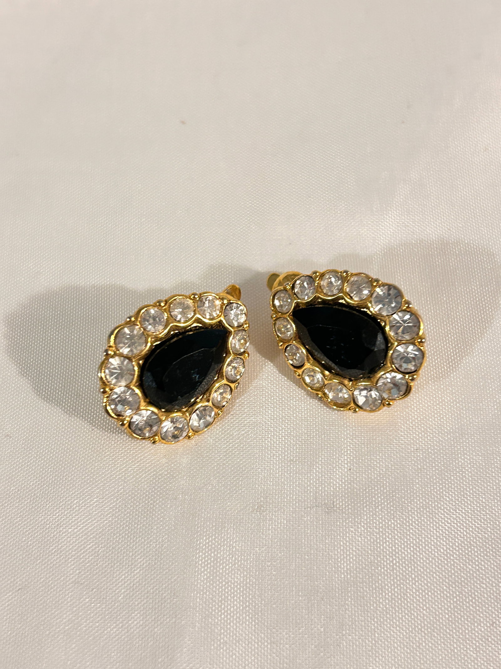 Vintage Trifari Elegant rhinestone gold tone clip on Earrings: Vintage Trifari Elegant rhinestone gold tone clip on Earrings Please view all photos as they are part of the description and condition of this Item, Feel free to contact me with questions or picture r