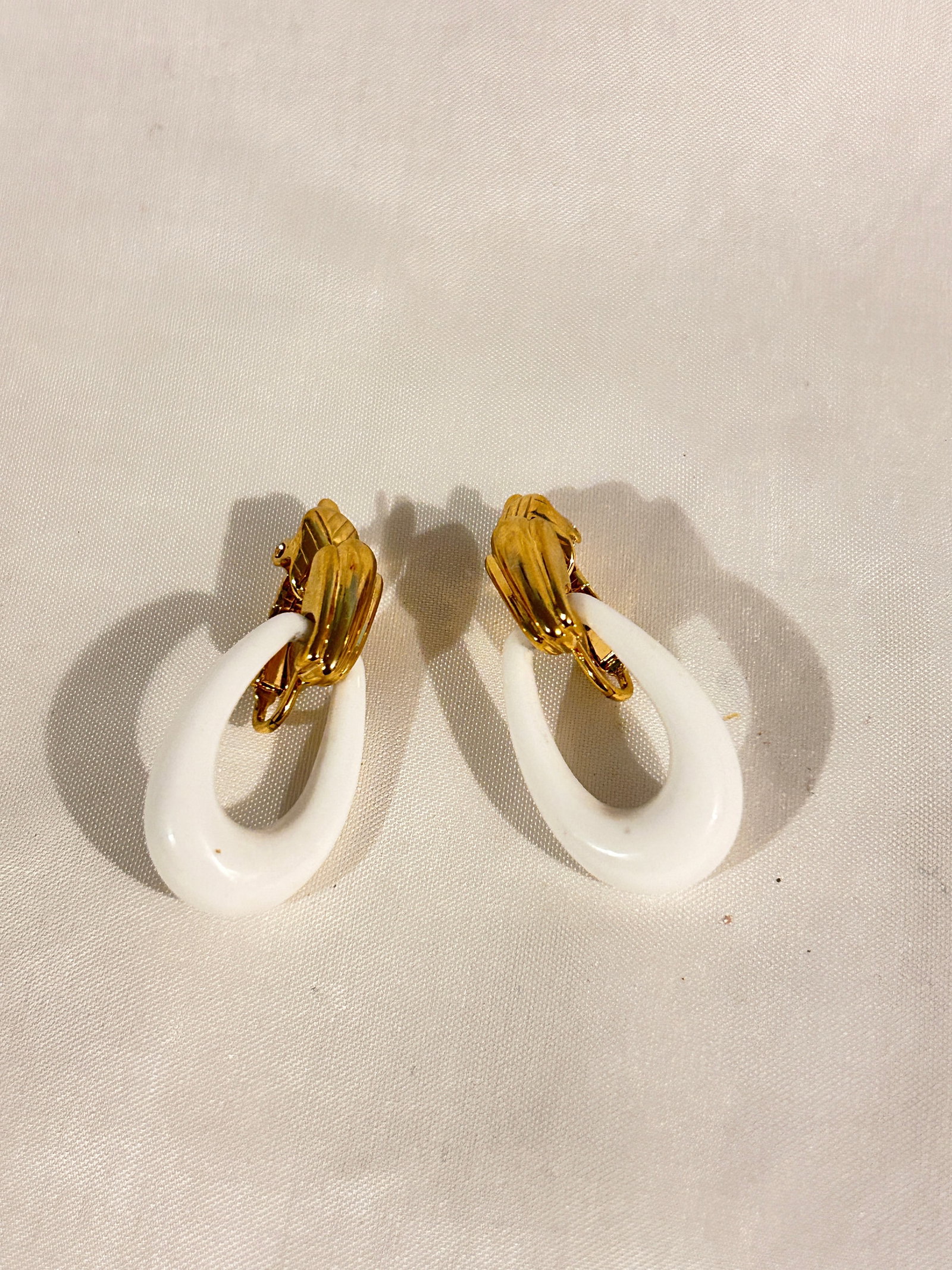 Vintage white trifari dangle Earrings: Vintage white trifari dangle Earrings Please view all photos as they are part of the description and condition of this Item, Feel free to contact me with questions or picture requests! Used Item AS IS