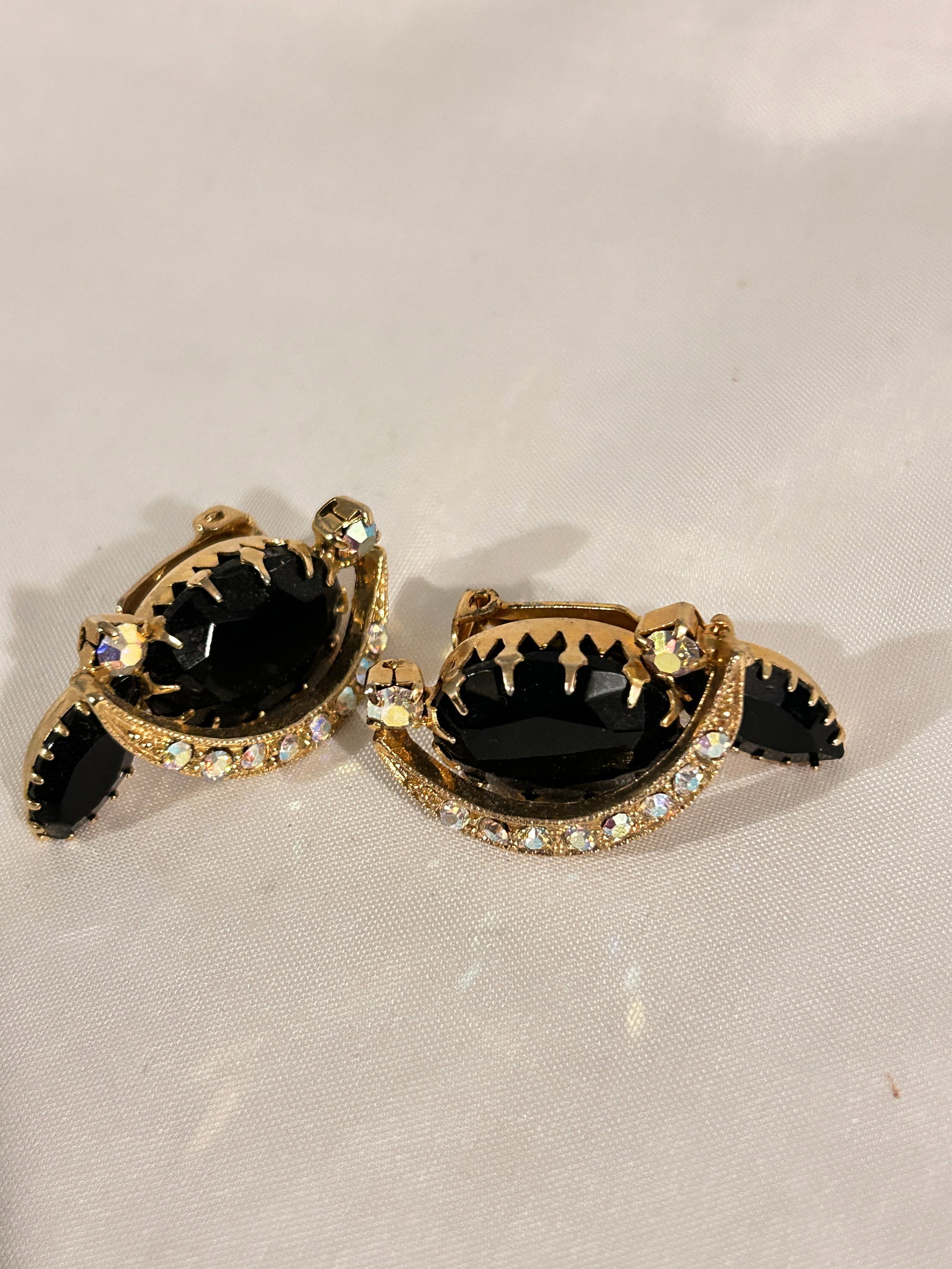Vintage Elegant rhinestone clip on Earrings: Vintage Elegant rhinestone clip on Earrings Please view all photos as they are part of the description and condition of this Item, Feel free to contact me with questions or picture requests! Used Item