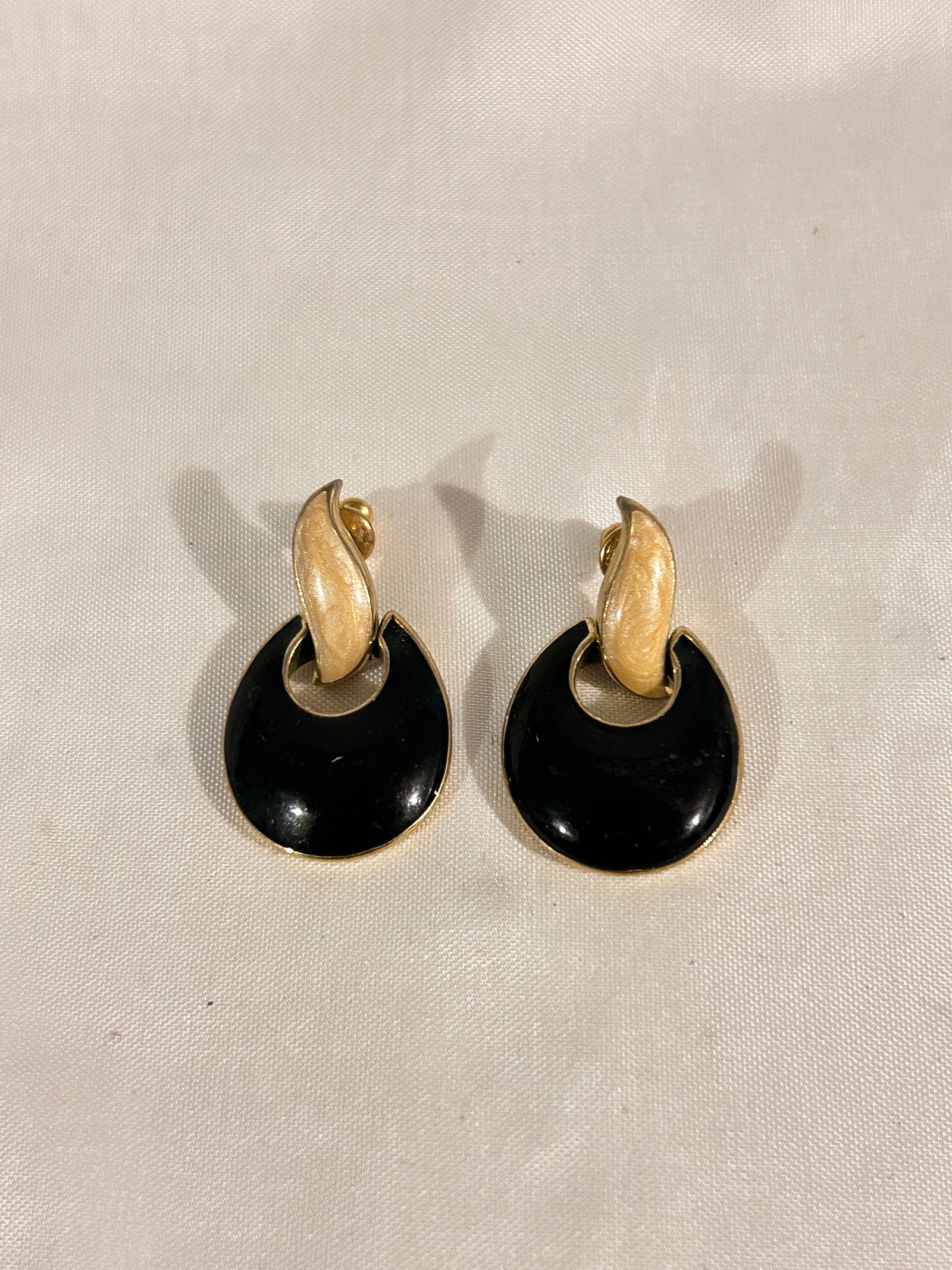 Vintage trifari enamel Earrings: Vintage trifari enamel Earrings Please view all photos as they are part of the description and condition of this Item, Feel free to contact me with questions or picture requests! Used Item AS IS