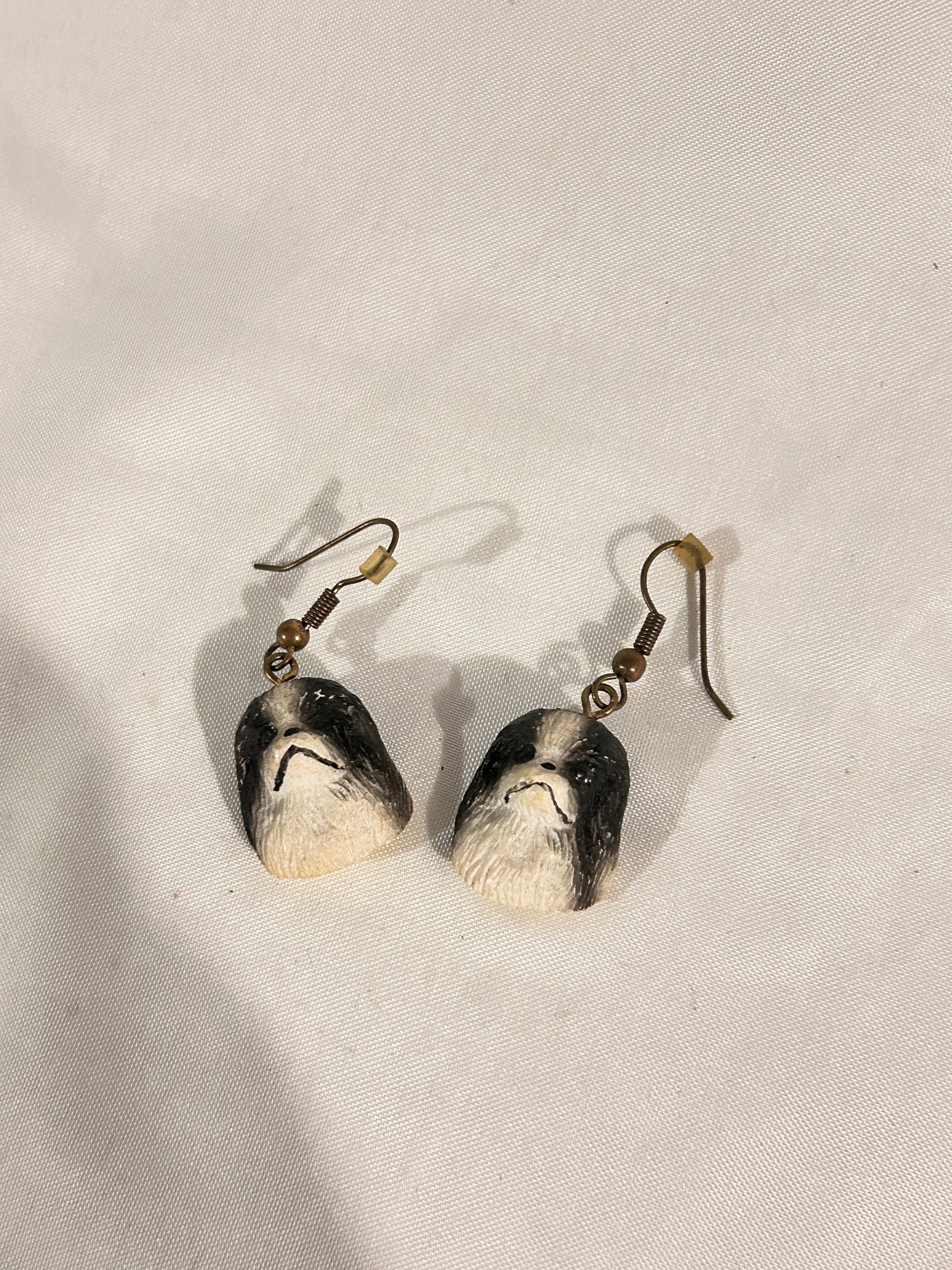 Vintage dog dangling Earrings: Vintage dog dangling Earrings Please view all photos as they are part of the description and condition of this Item, Feel free to contact me with questions or picture requests! Used Item AS IS
