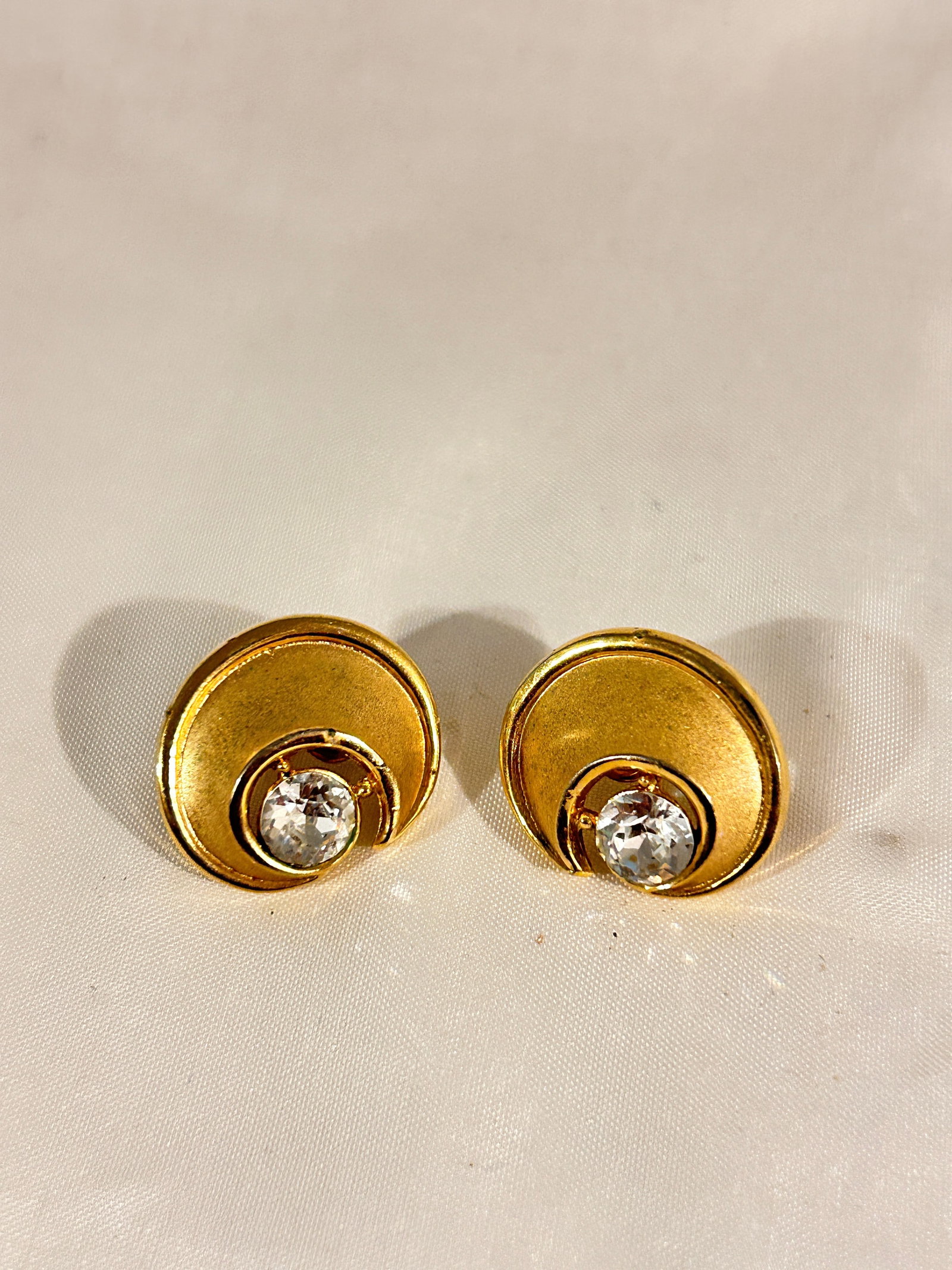 Vintage Trifari Elegant rhinestone gold tone clip on Earrings: Vintage Trifari Elegant rhinestone gold tone clip on Earrings Please view all photos as they are part of the description and condition of this Item, Feel free to contact me with questions or picture r