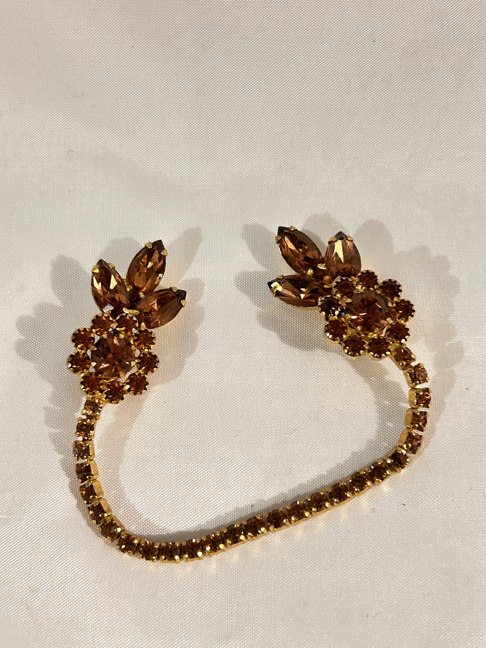 Vintage Rhinestone Sweater Clasp Scarf Clip Guard Jewelry: Vintage Rhinestone Sweater Clasp Scarf Clip Guard Jewelry Please view all photos as they are part of the description and condition of this Item, Feel free to contact me with questions or picture reque