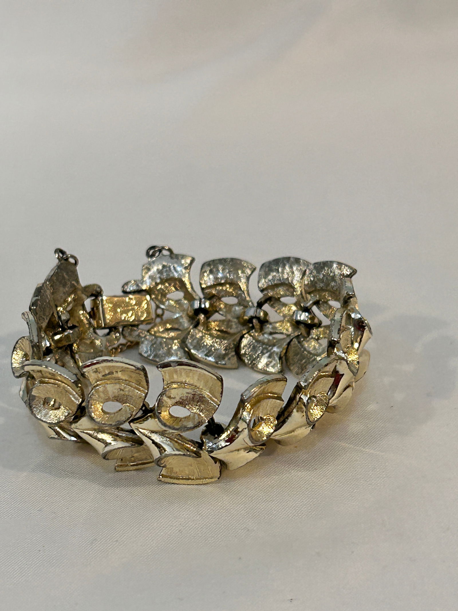 Vintage Coro Pegasus Silver Tone Etched Leaf Wide Bracelet 7": Vintage Coro Pegasus Silver Tone Etched Leaf Wide Bracelet 7" Please view all photos as they are part of the description and condition of this Item, Feel free to contact me with questions or picture r