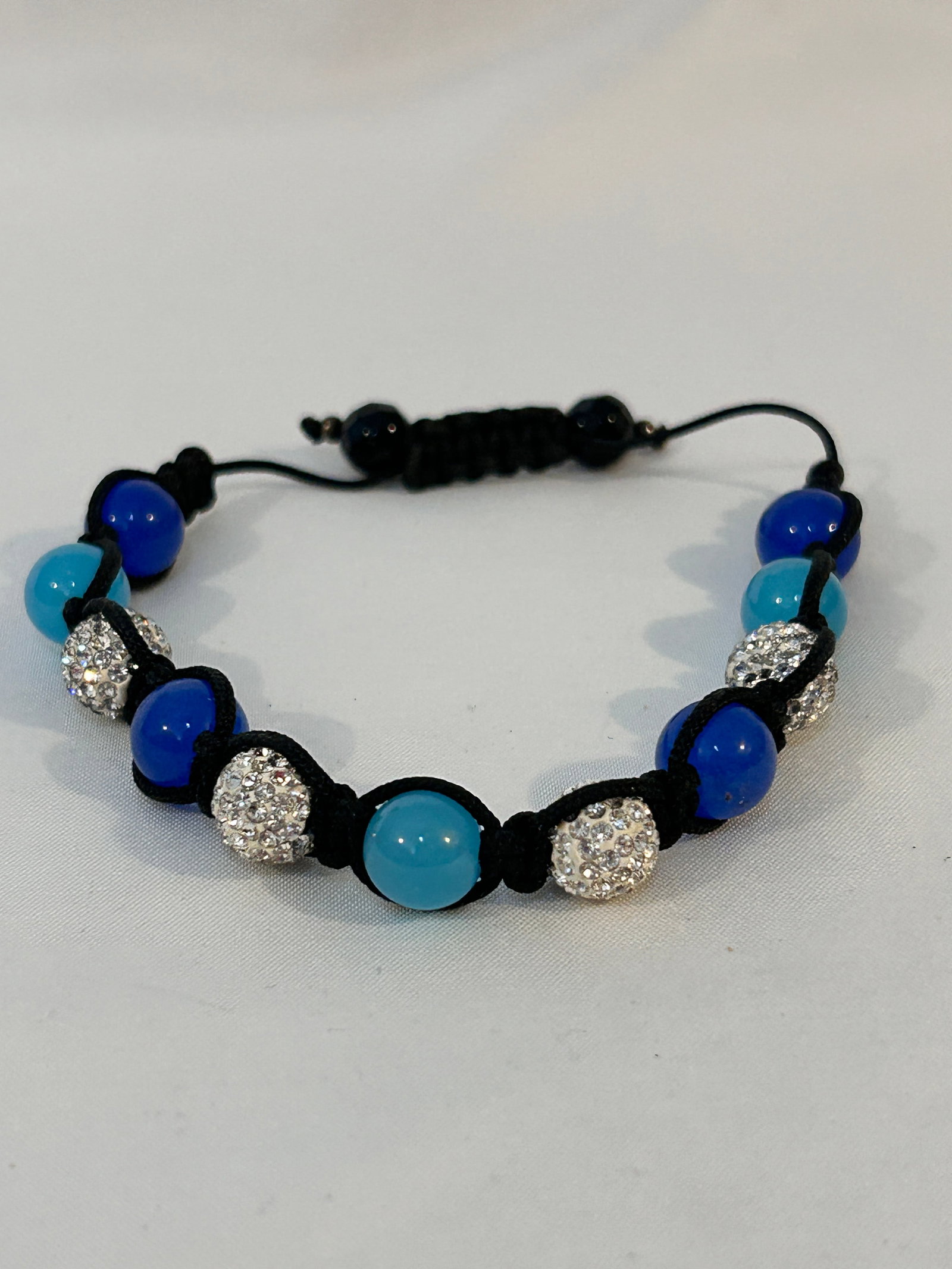 Vintage ajustable blue gem stone bead Bracelet 7": Vintage ajustable blue gem stone bead Bracelet 7" Please view all photos as they are part of the description and condition of this Item, Feel free to contact me with questions or picture requests! Use