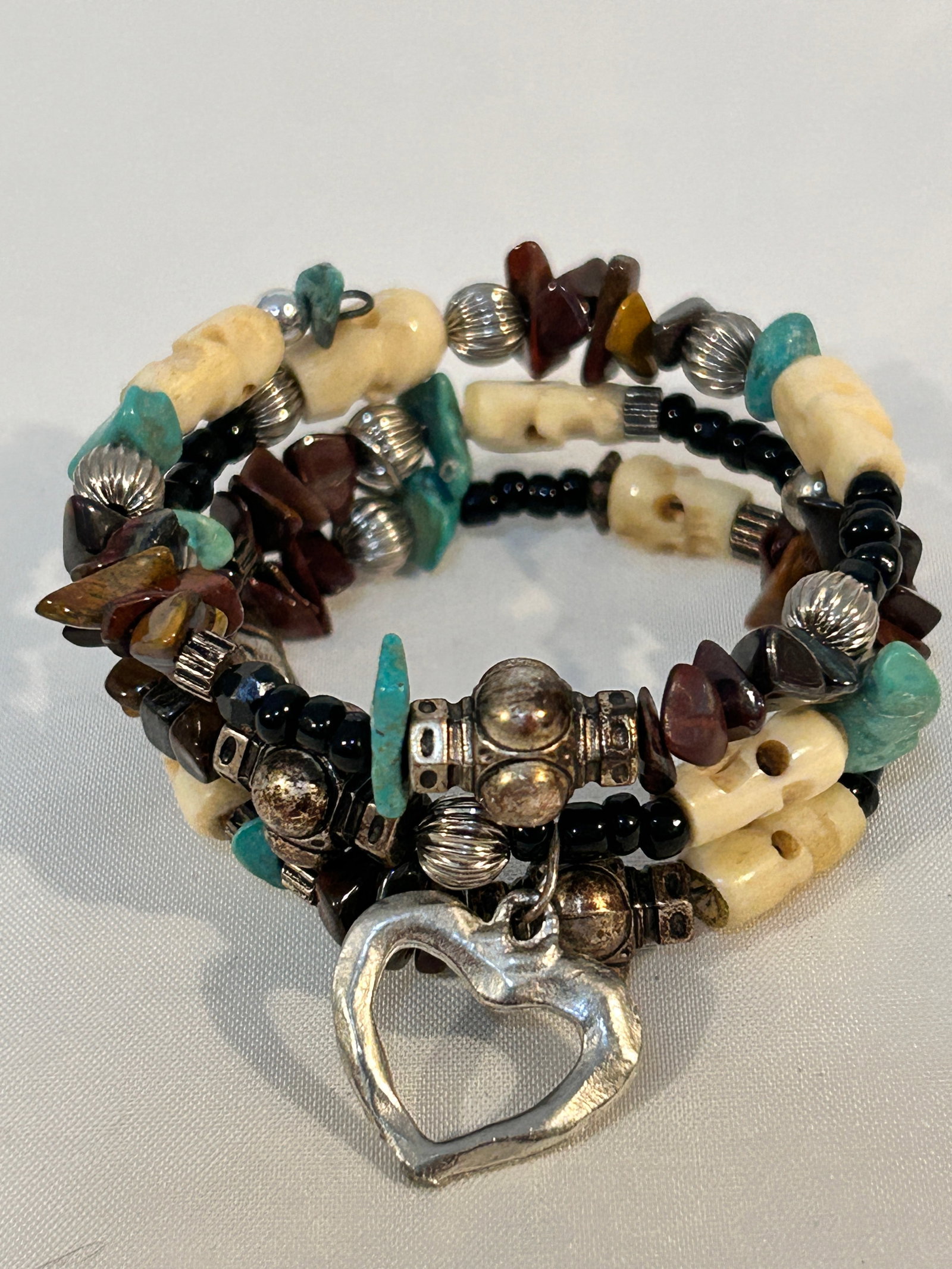 Vintage beaded Stretch heart Bracelet: Vintage beaded Stretch heart Bracelet Please view all photos as they are part of the description and condition of this Item, Feel free to contact me with questions or picture requests! Used Item AS IS