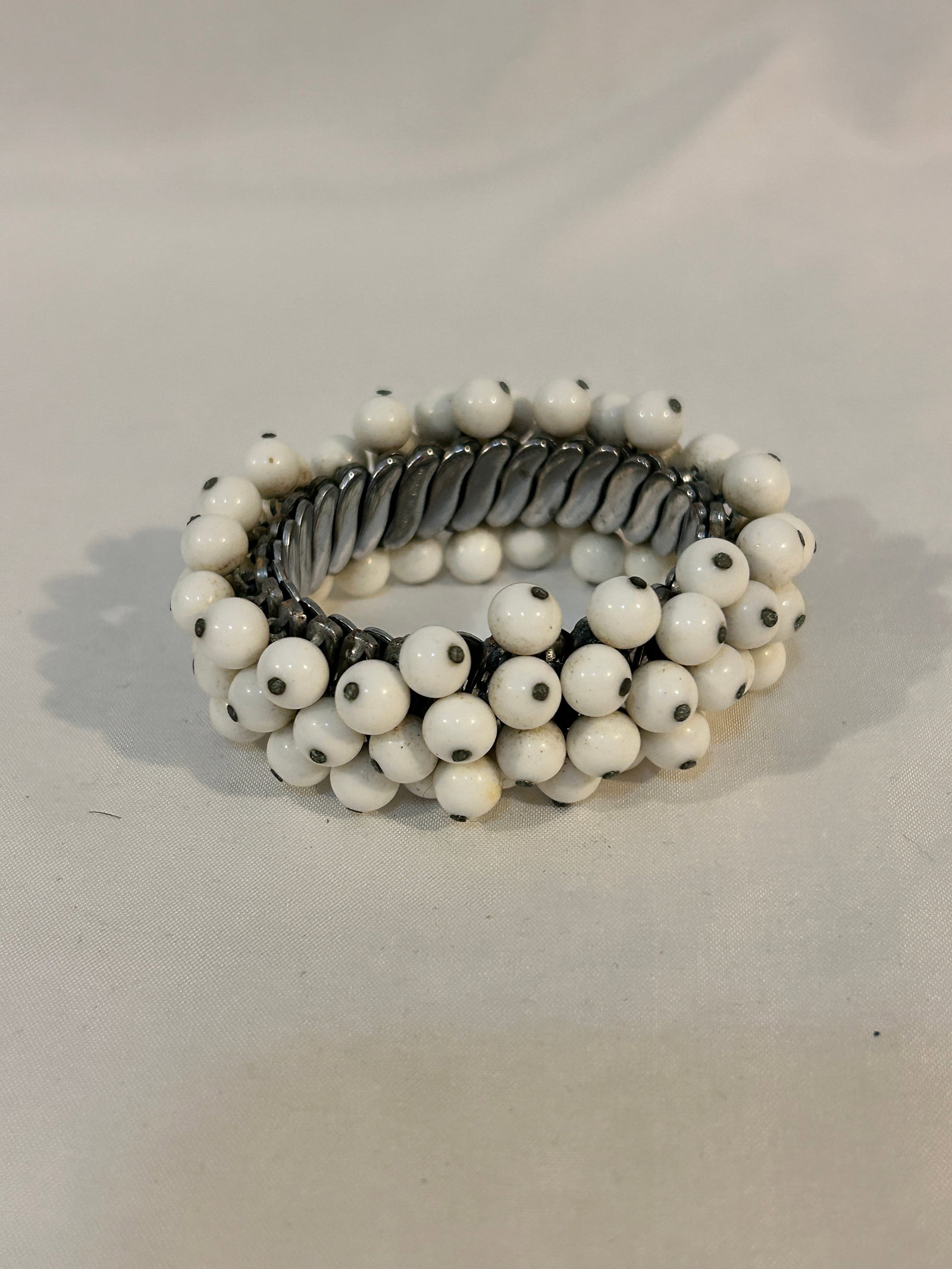 Vintage white bead made in Japan Bracelet: Vintage white bead made in Japan Bracelet Please view all photos as they are part of the description and condition of this Item, Feel free to contact me with questions or picture requests! Used Item A