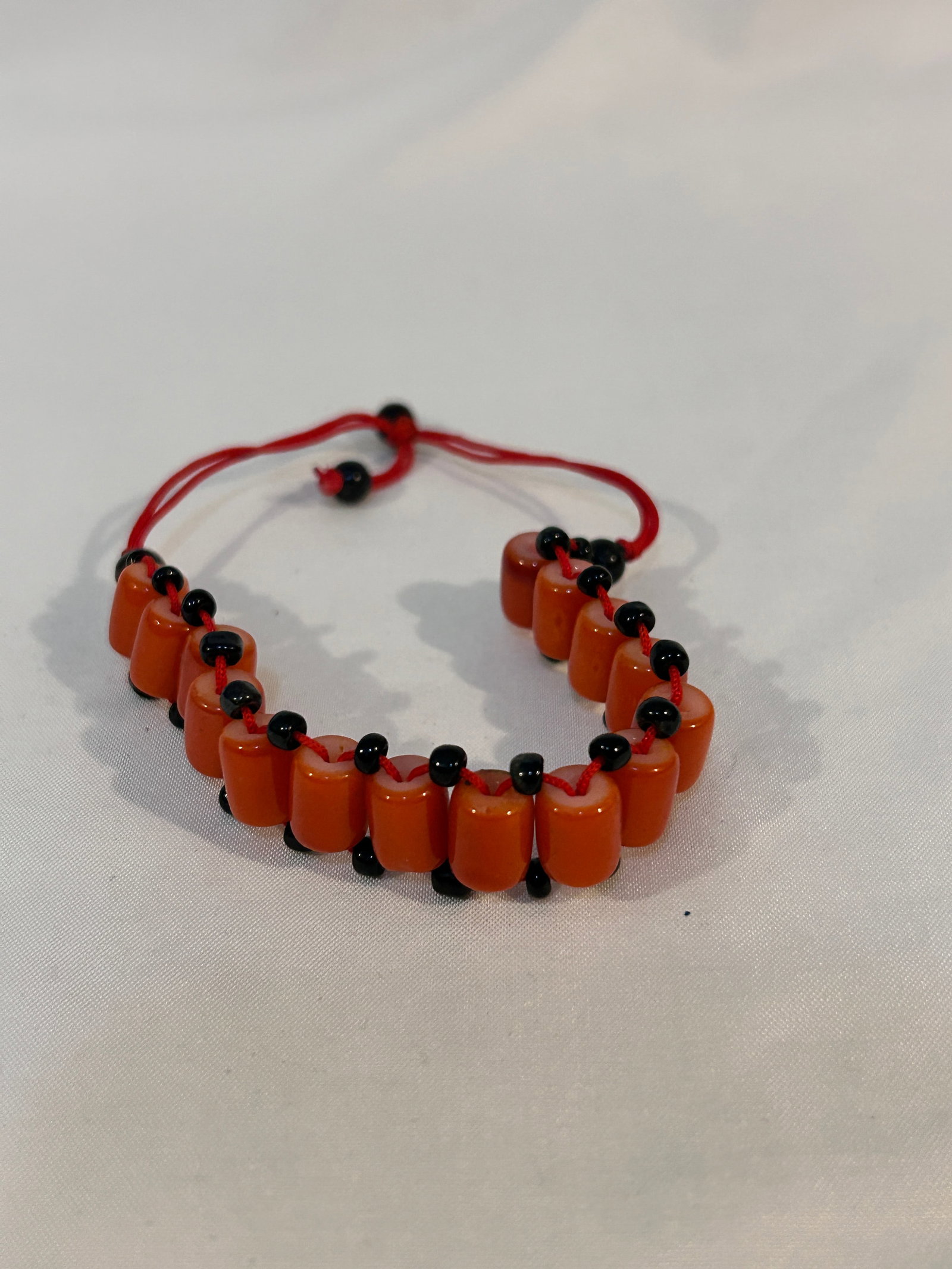 Vintage adjustable glass bead Bracelet: Vintage adjustable glass bead Bracelet Please view all photos as they are part of the description and condition of this Item, Feel free to contact me with questions or picture requests! Used Item AS I