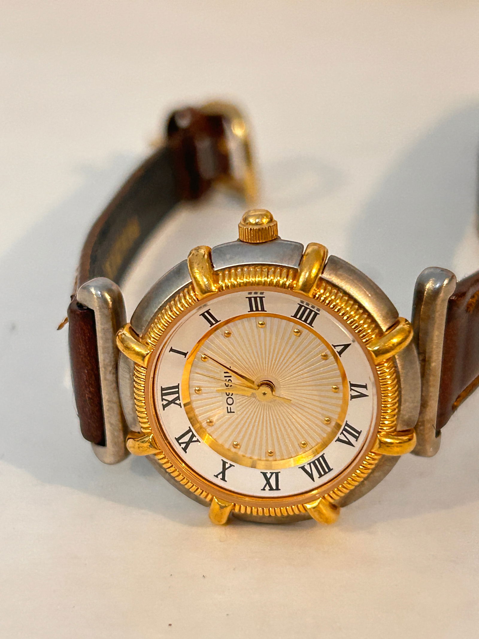Vintage Fossil Women's Gold-Tone Watch with Leather Band - Timeless Elegance (1 of 6)