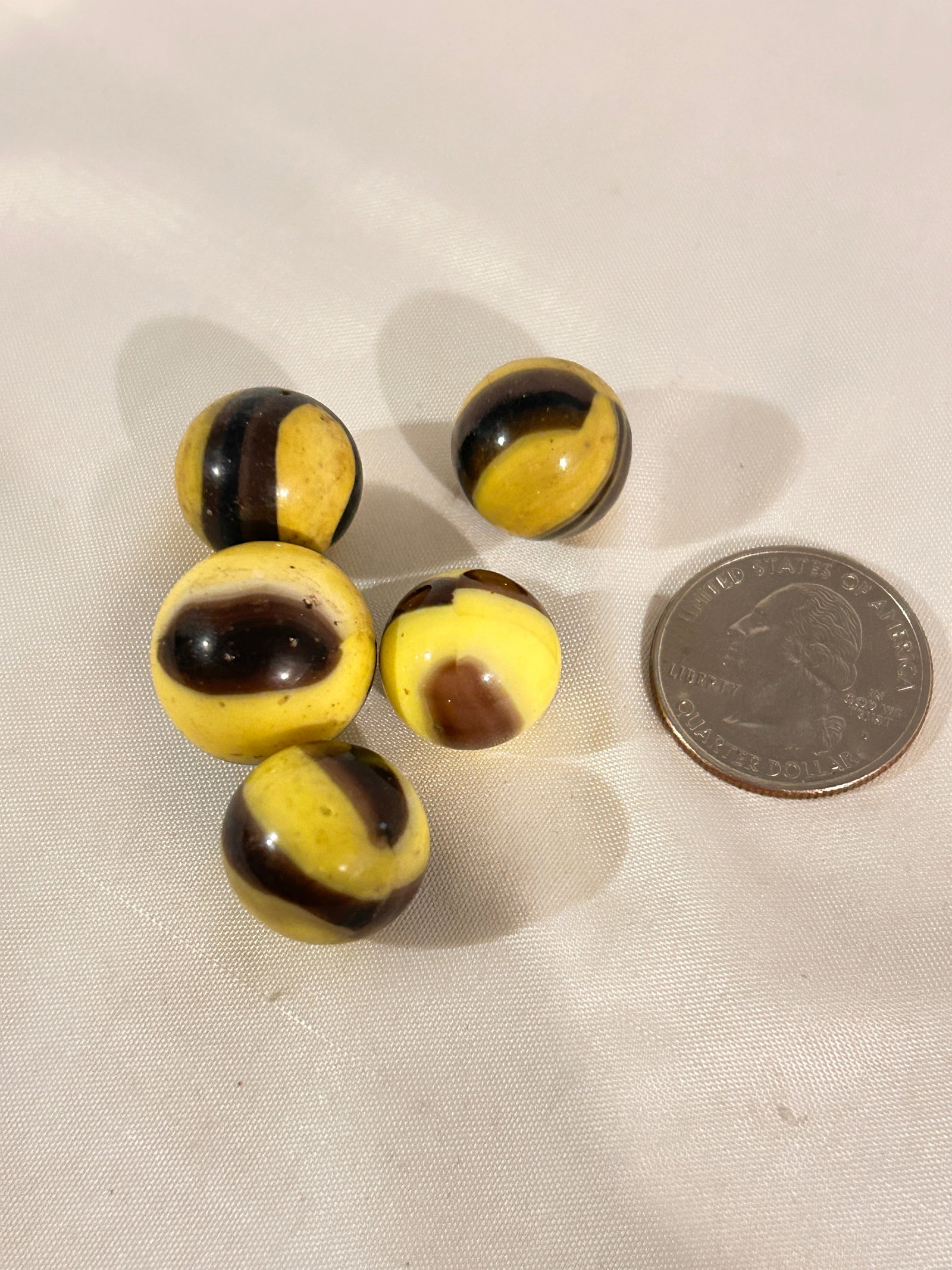 Vintage lot of 5 yellow & white Marbles: Vintage lot of 5 yellow & white Marbles Please view all photos as they are part of the description and condition of this Item, Feel free to contact me with questions or picture requests! Used Item AS 