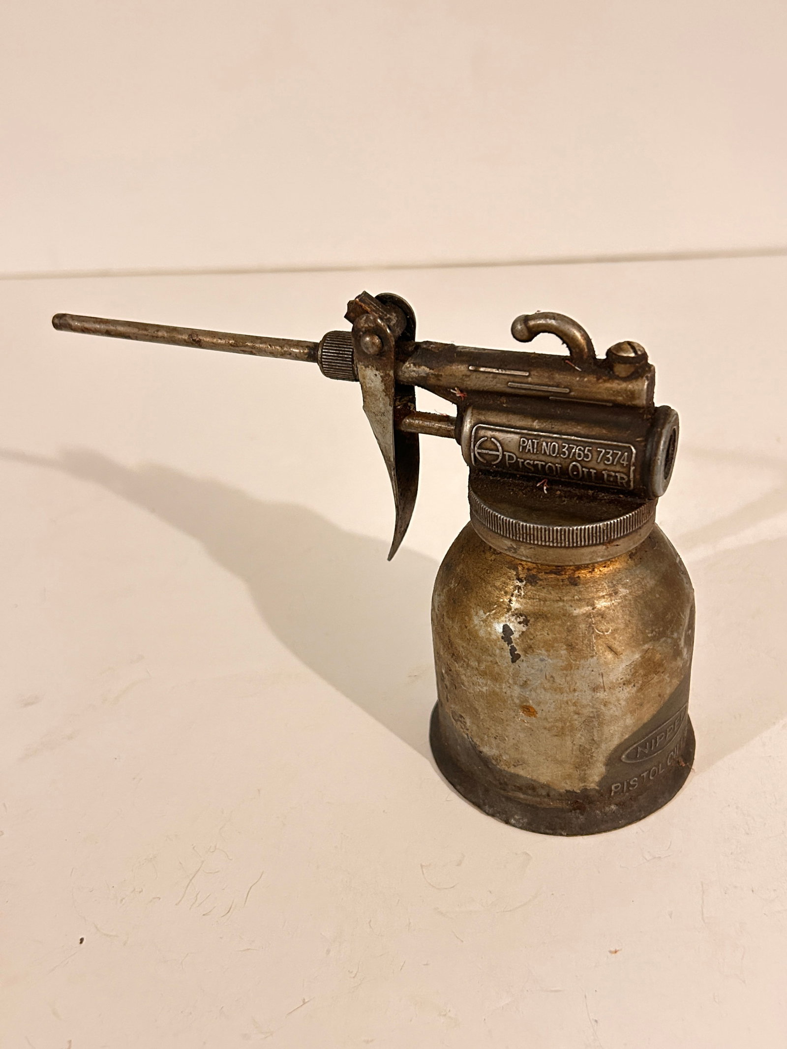 Vintage Metal Pistol Grip Oiler SHK Can Garage Oiler: Vintage Metal Pistol Grip Oiler SHK Can Garage Oiler Please view all photos as they are part of the description and condition of this Item, Feel free to contact me with questions or picture requests! 