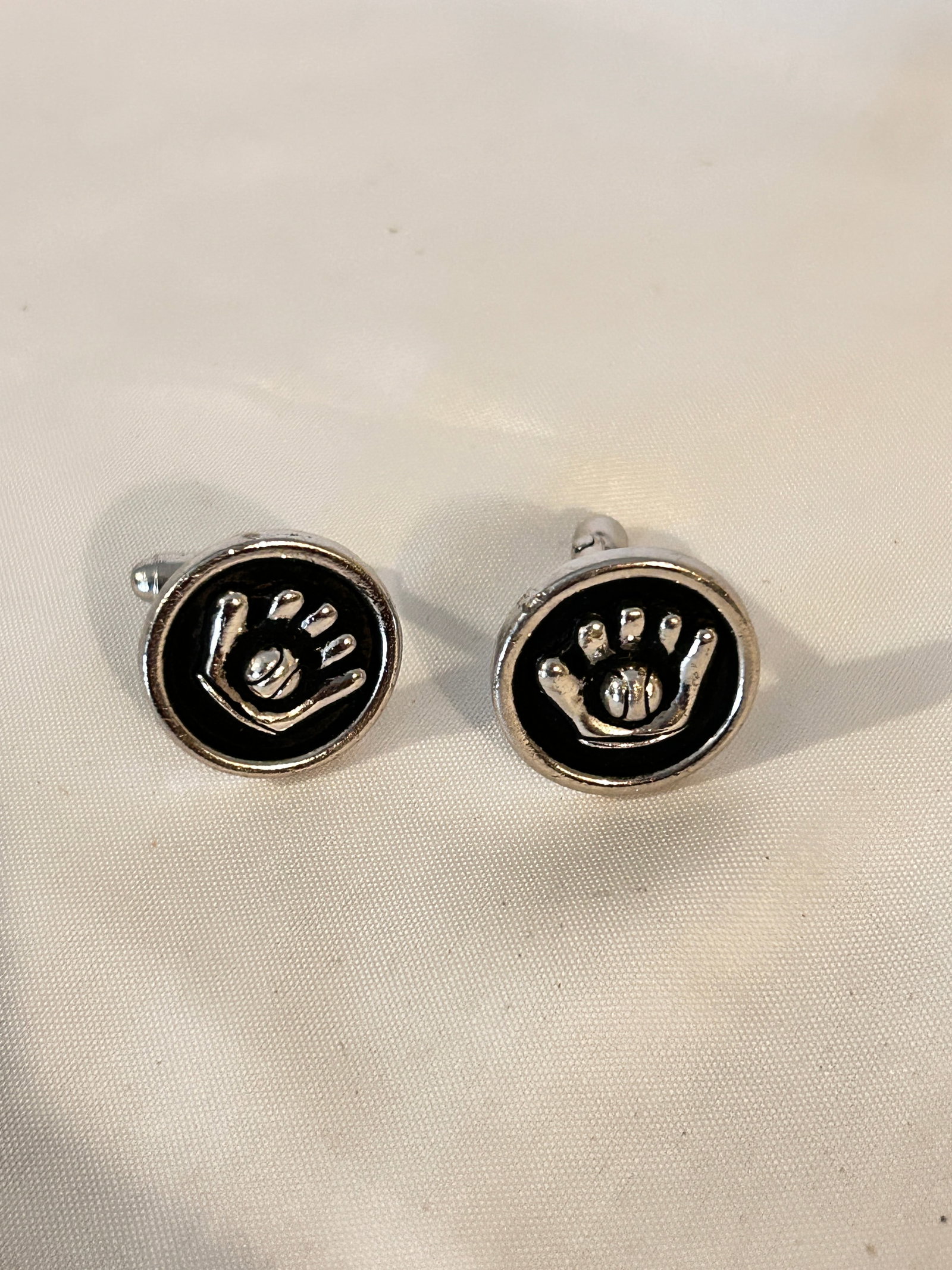 Vintage Baseball glove Cuff Links: Vintage Baseball glove Cuff Links Please view all photos as they are part of the description and condition of this Item, Feel free to contact me with questions or picture requests! Used Item AS IS