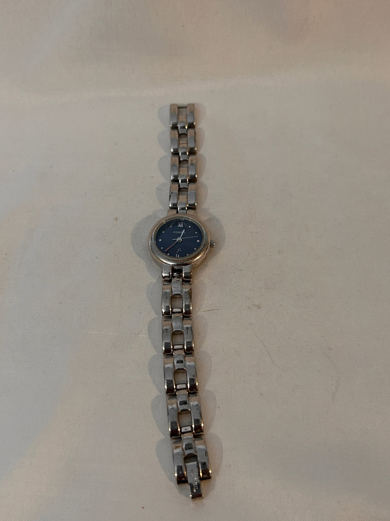 Vintage working quartz Fossil Watch ES-8860: Vintage working quartz Fossil Watch ES-8860 Please view all photos as they are part of the description and condition of this Item, Feel free to contact me with questions or picture requests! Used Item