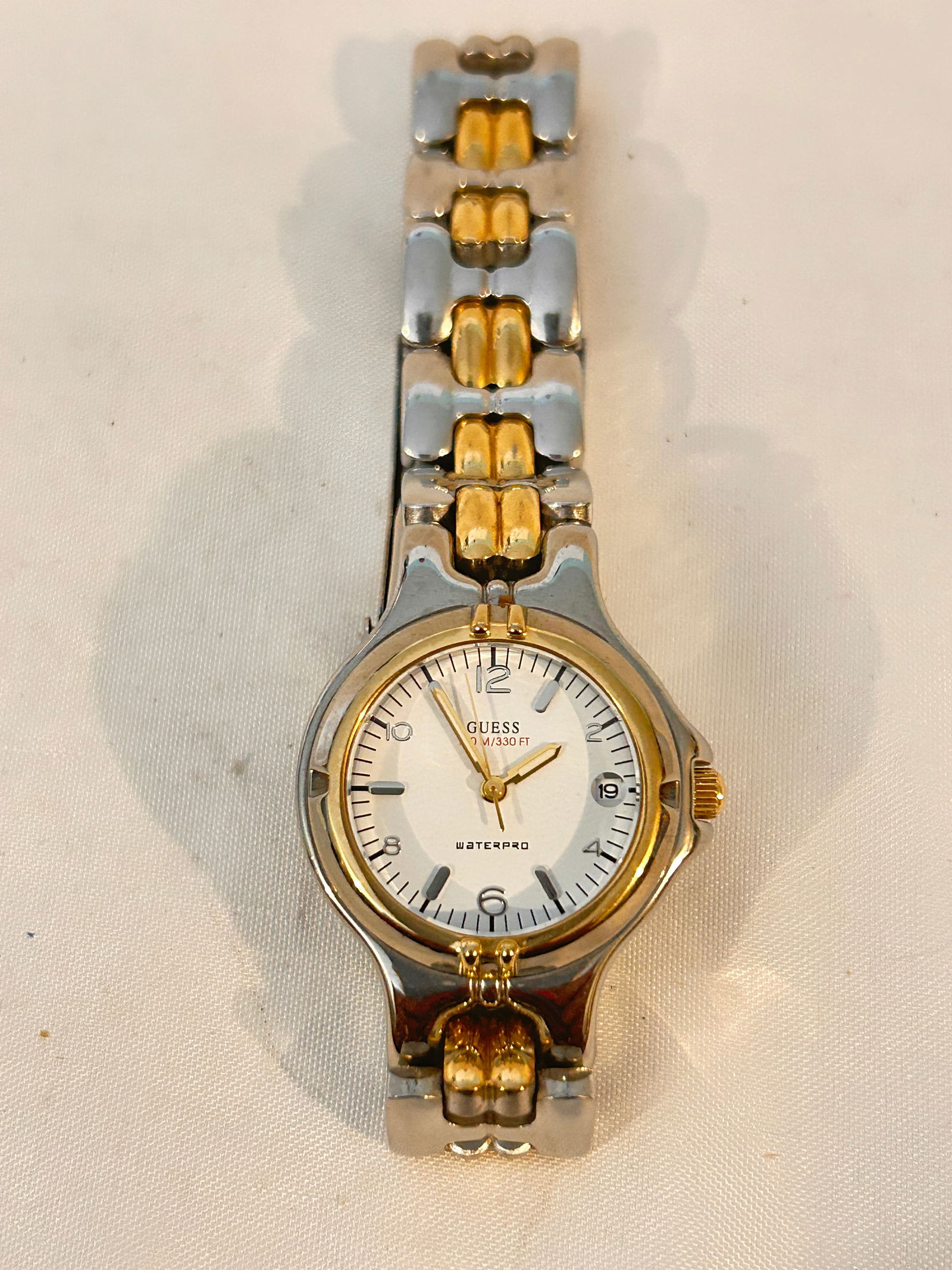 Vintage Guess ladies QUARTZ working Watch G65904L: Vintage Guess ladies QUARTZ working Watch G65904L Please view all photos as they are part of the description and condition of this Item, Feel free to contact me with questions or picture requests! Use
