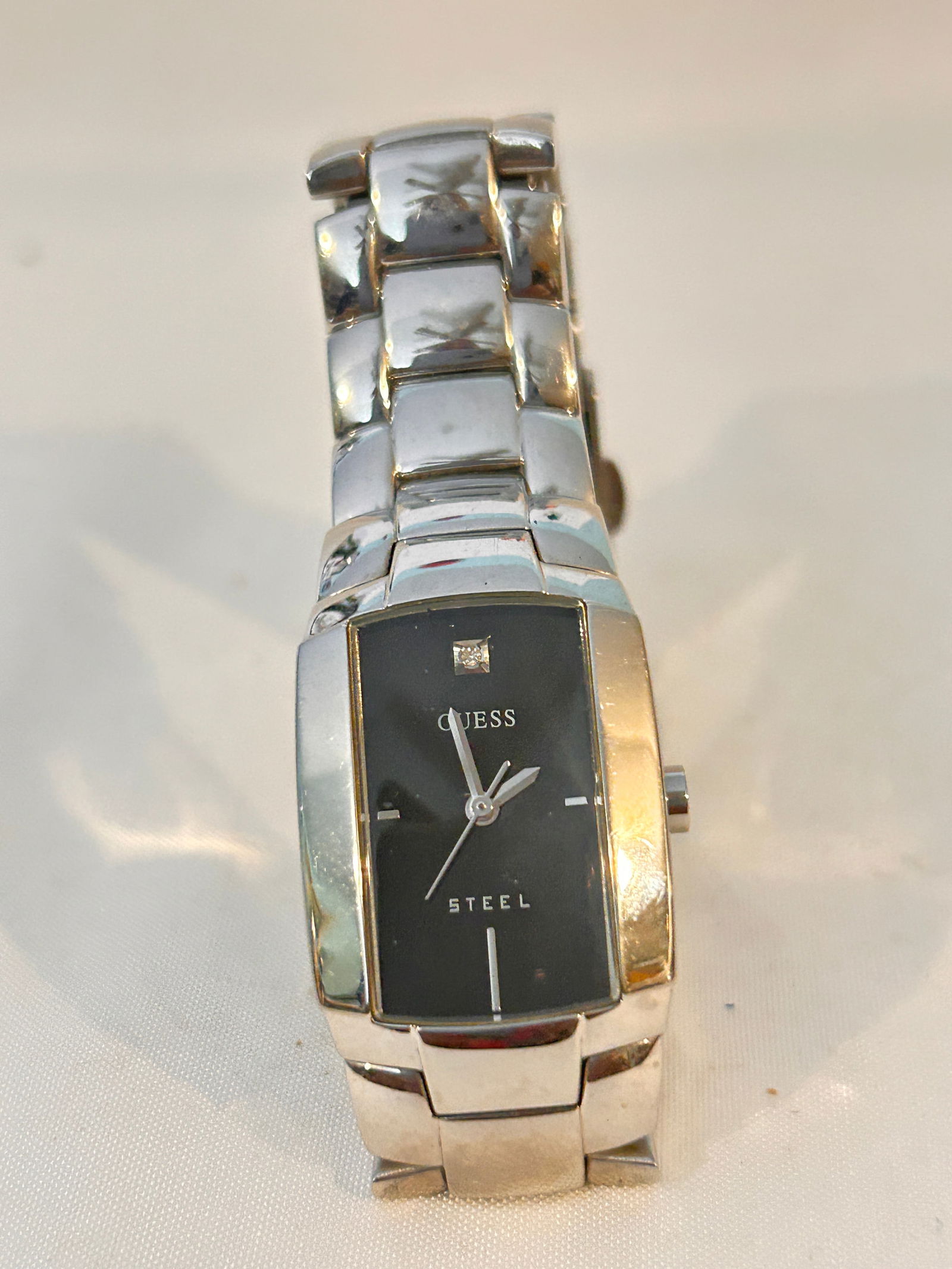 Vintage Guess G95308C working quartz Watch: Vintage Guess G95308C working quartz Watch Please view all photos as they are part of the description and condition of this Item, Feel free to contact me with questions or picture requests! Used Item