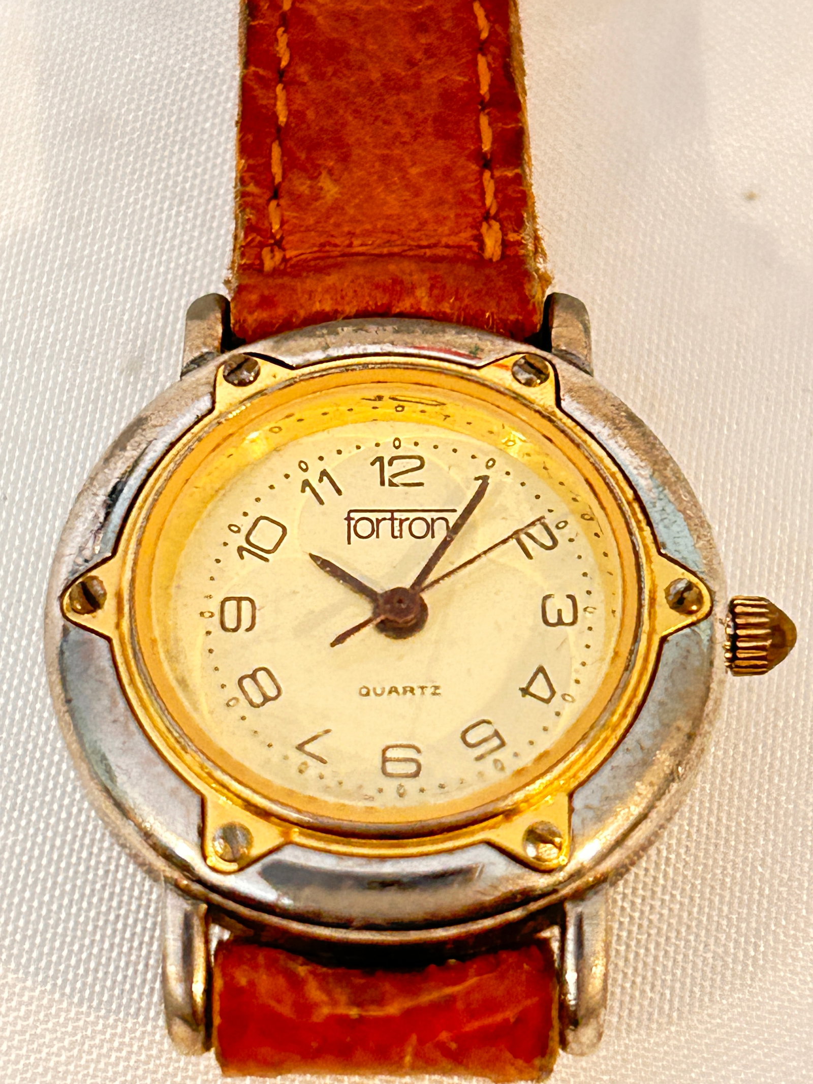 Vintage Fortron Swiss quartz Watch: Vintage Fortron Swiss quartz Watch Please view all photos as they are part of the description and condition of this Item, Feel free to contact me with questions or picture requests! Used Item AS IS