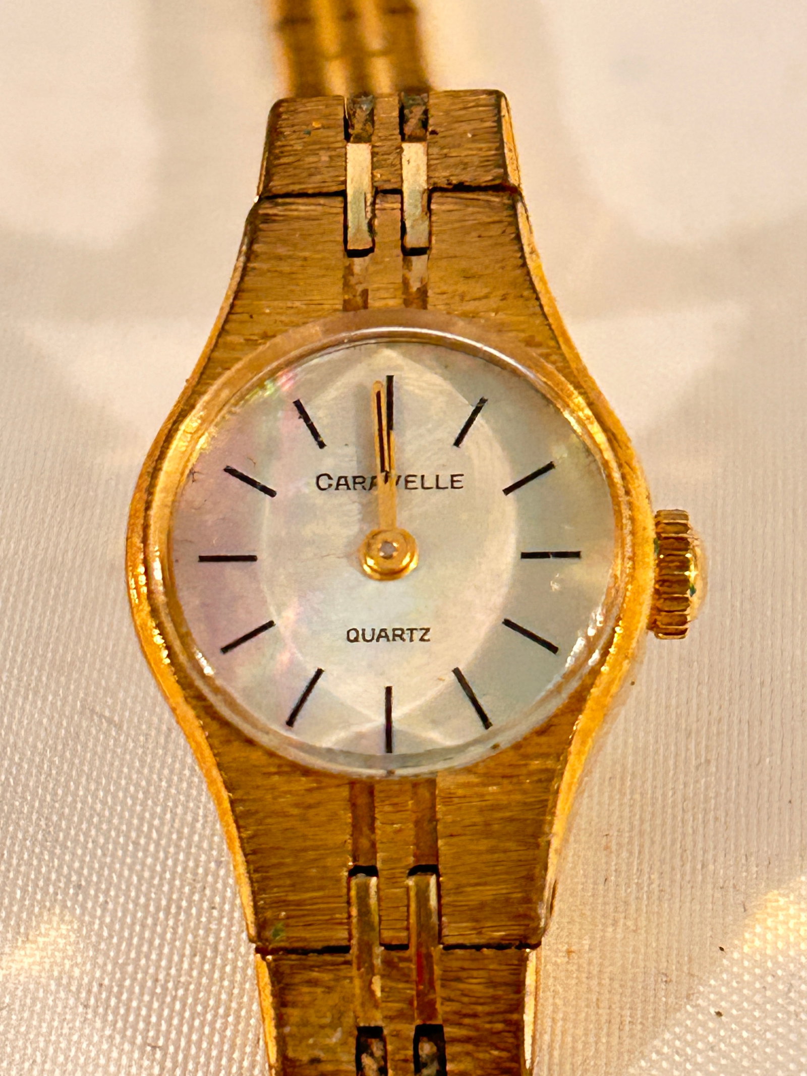 Vintage Carravelle quartz working Watch P2: Vintage Carravelle quartz working Watch P2 Please view all photos as they are part of the description and condition of this Item, Feel free to contact me with questions or picture requests! Used Item 
