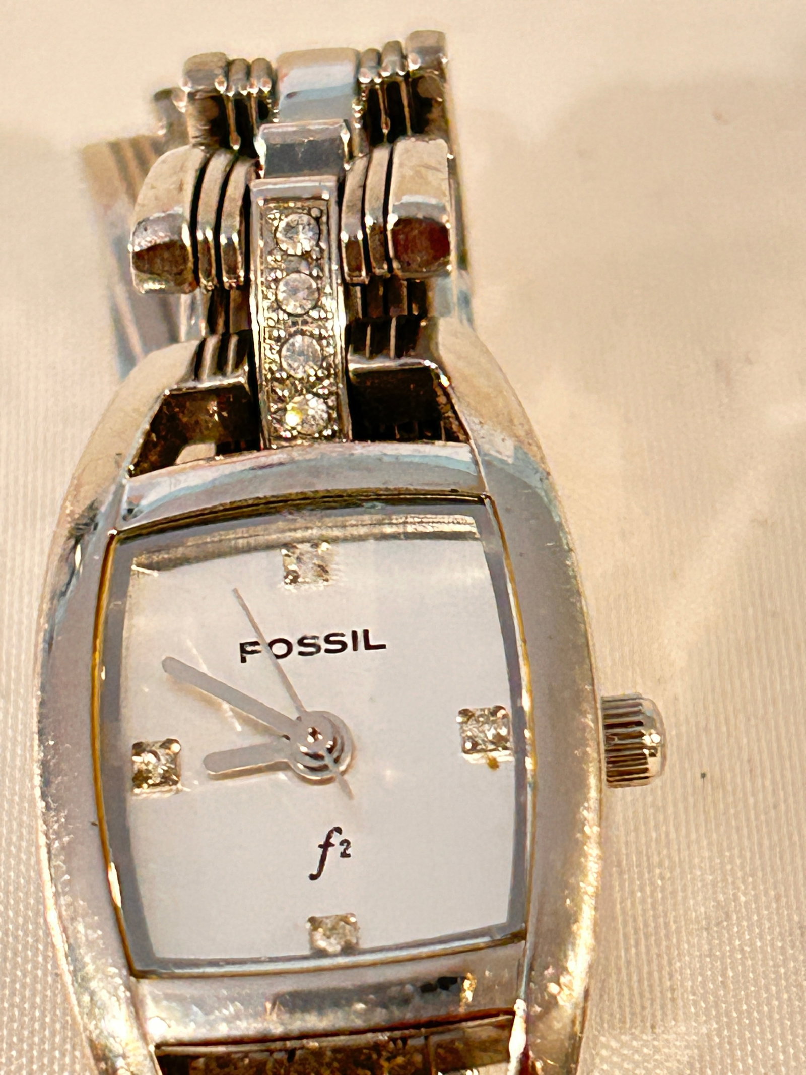 Vintage Fossil quartz working Watch ES-9956 light scratches: Vintage Fossil quartz working Watch ES-9956 light scratches Please view all photos as they are part of the description and condition of this Item, Feel free to contact me with questions or picture req