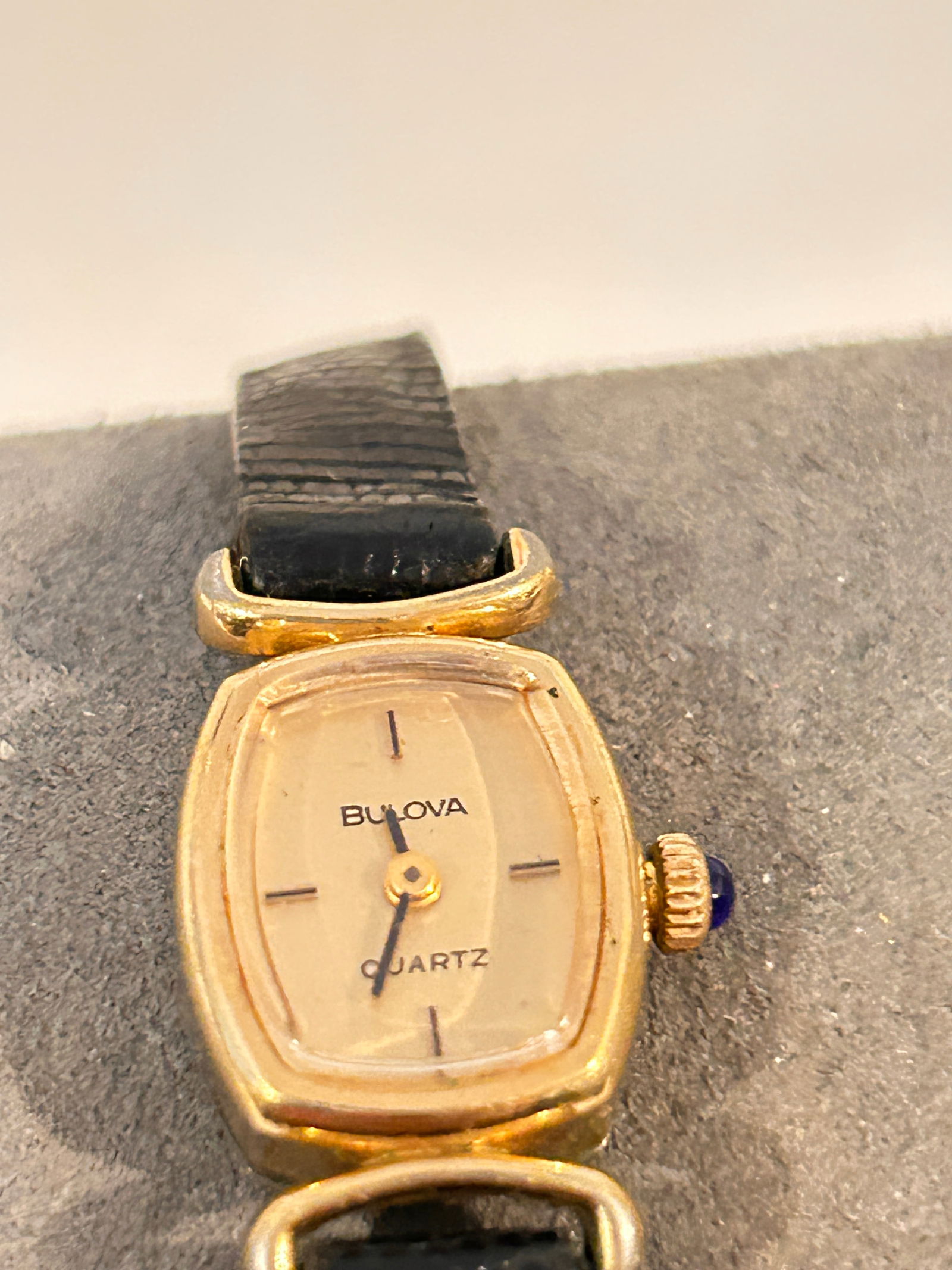 Vintage Bulova quartz working Watch: Vintage Bulova quartz working Watch Please view all photos as they are part of the description and condition of this Item, Feel free to contact me with questions or picture requests! Used Item AS IS
