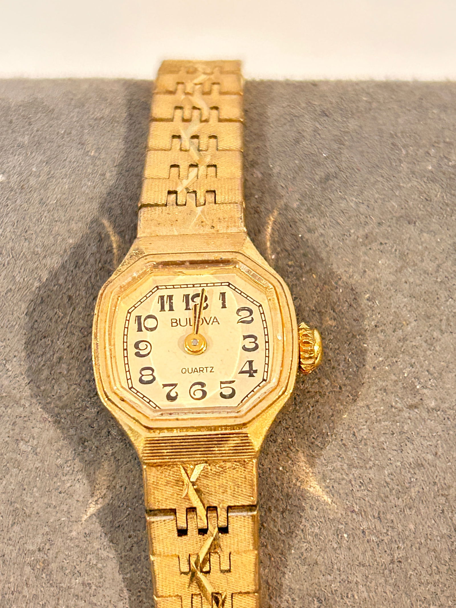 Vintage Bulova quartz gold tone working Watch: Vintage Bulova quartz gold tone working Watch Please view all photos as they are part of the description and condition of this Item, Feel free to contact me with questions or picture requests! Used It