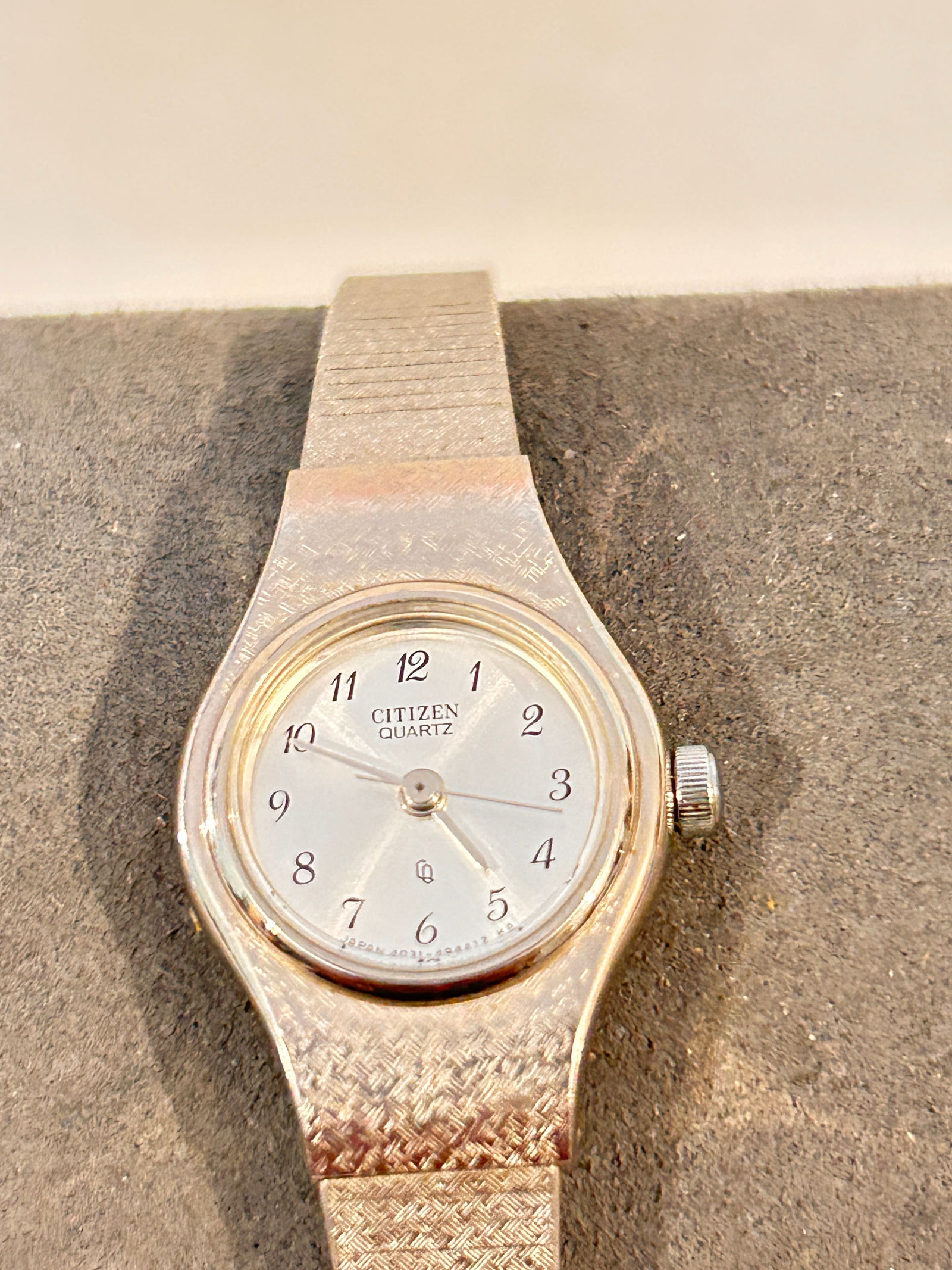 Vintage Citizen quartz silver tone Working Watch 4031: Vintage Citizen quartz silver tone Working Watch 4031 Please view all photos as they are part of the description and condition of this Item, Feel free to contact me with questions or picture requests!