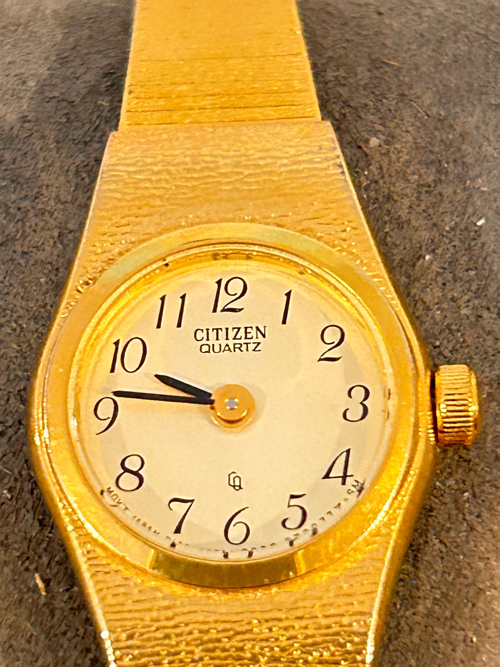 Vintage Citizen quartz gold tone Working Watch 32-8804: Vintage Citizen quartz gold tone Working Watch 32-8804 Please view all photos as they are part of the description and condition of this Item, Feel free to contact me with questions or picture requests