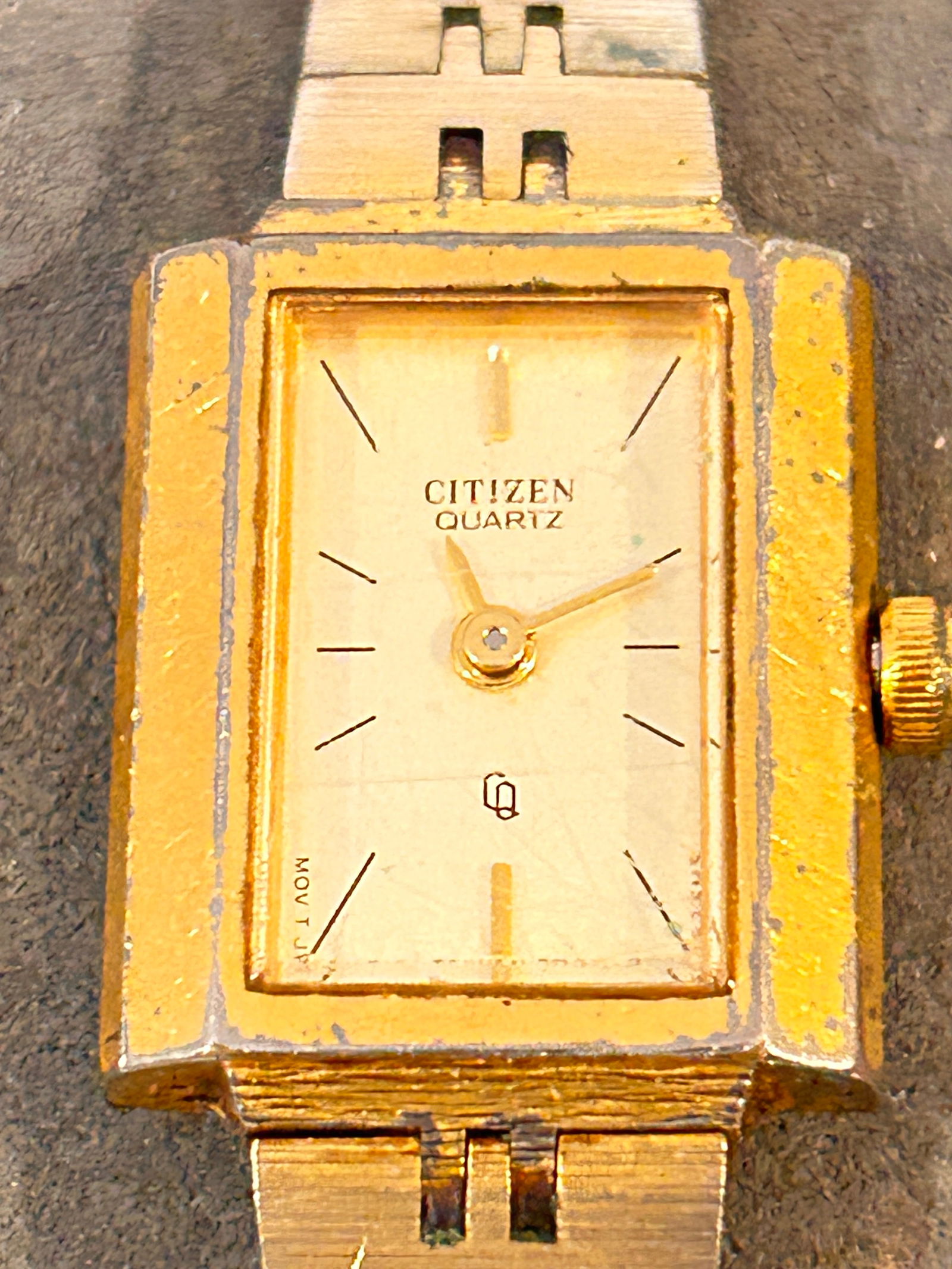 Vintage Citizen quartz gold tone Working Watch 32-9401: Vintage Citizen quartz gold tone Working Watch 32-9401 Please view all photos as they are part of the description and condition of this Item, Feel free to contact me with questions or picture requests