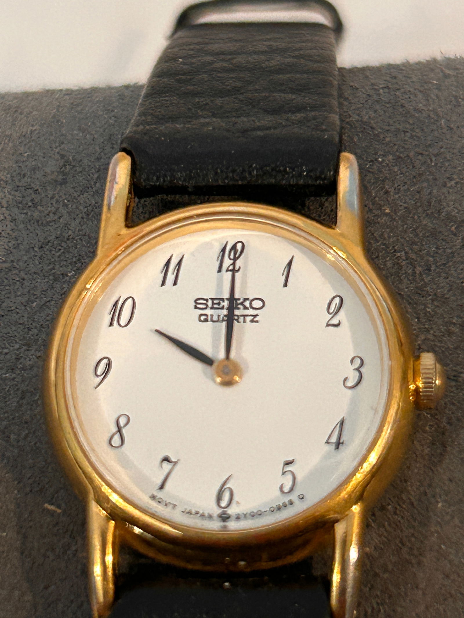 Vintage Seiko ladies quartz working Watch 2Y00-A010 R0: Vintage Seiko ladies quartz working Watch 2Y00-A010 R0 Please view all photos as they are part of the description and condition of this Item, Feel free to contact me with questions or picture requests