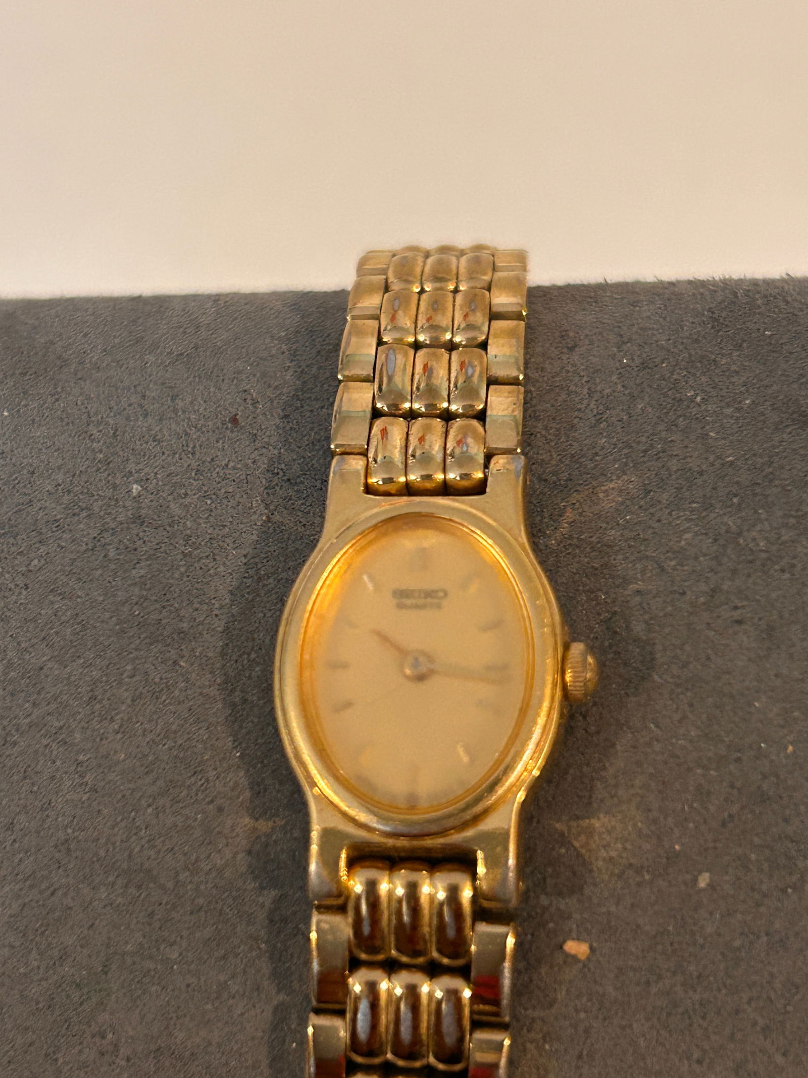 Vintage Seiko ladies quartz working Watch IF20-5890-RD: Vintage Seiko ladies quartz working Watch IF20-5890-RD Please view all photos as they are part of the description and condition of this Item, Feel free to contact me with questions or picture requests