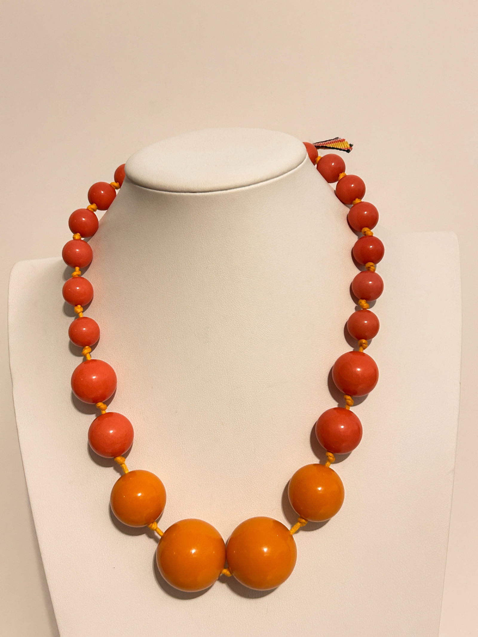 Vintage graduating Beaded Colorful Necklace 19": Vintage graduating Beaded Colorful Necklace 19" Please view all photos as they are part of the description and condition of this Item, Feel free to contact me with questions or picture requests! Used