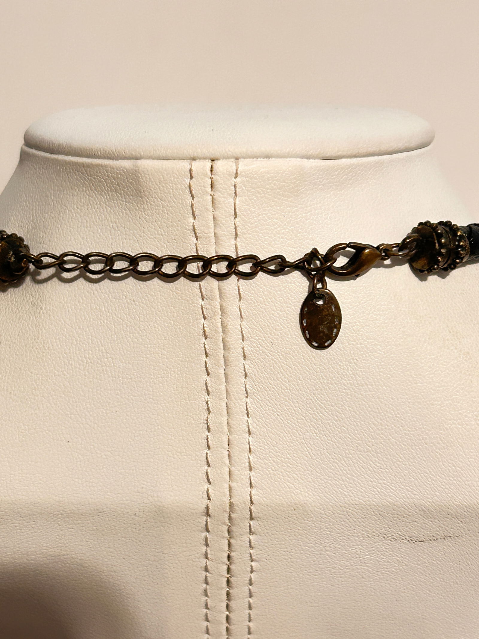 Vintage Blue & Gold Acrylic Bead Necklace 20": Vintage Blue & Gold Acrylic Bead Necklace 20" Please view all photos as they are part of the description and condition of this Item, Feel free to contact me with questions or picture requests! Used It