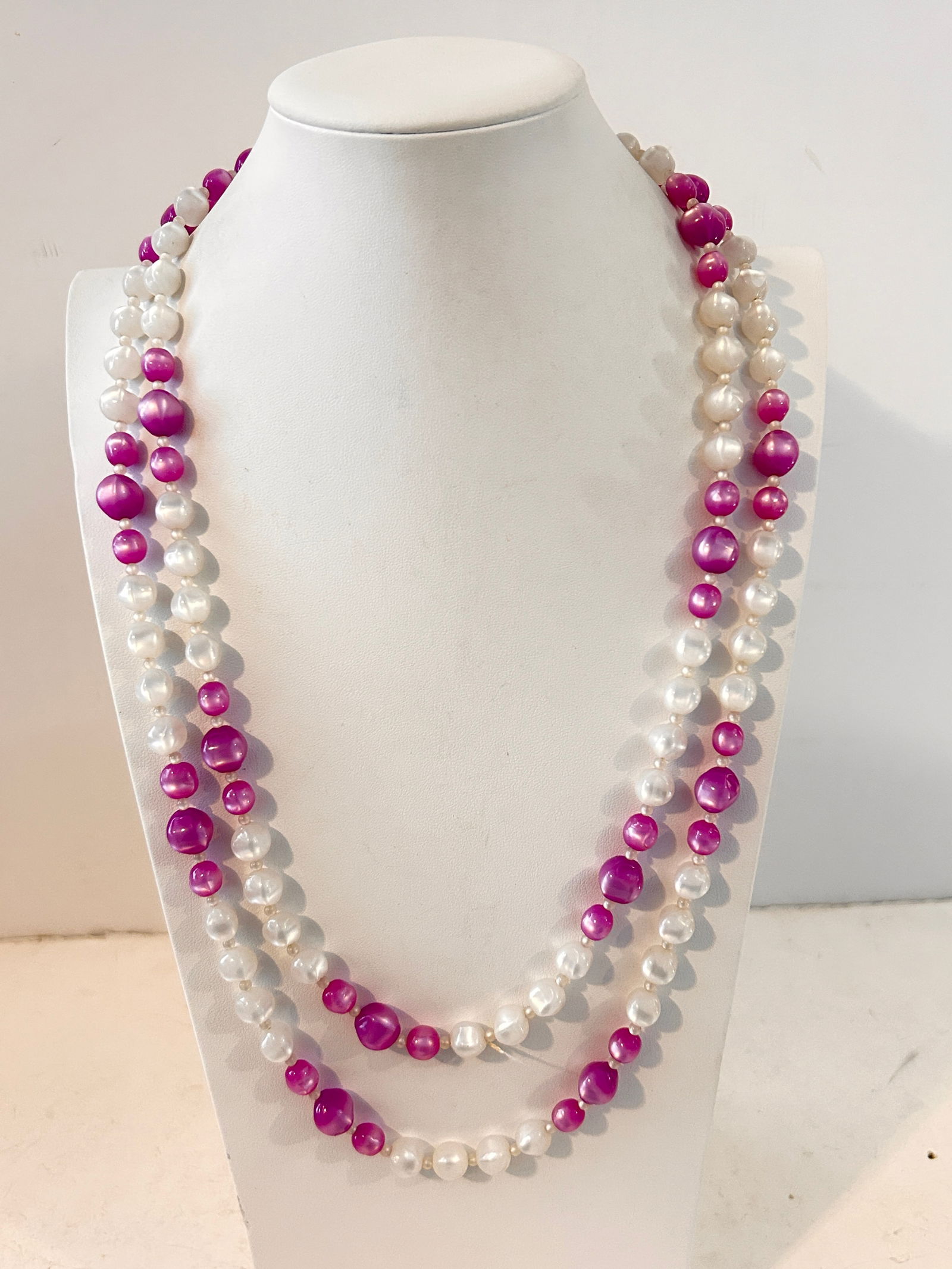 Vintage Acrylic pink and white Bead Necklace 46": Vintage Acrylic pink and white Bead Necklace 46" Please view all photos as they are part of the description and condition of this Item, Feel free to contact me with questions or picture requests! Used