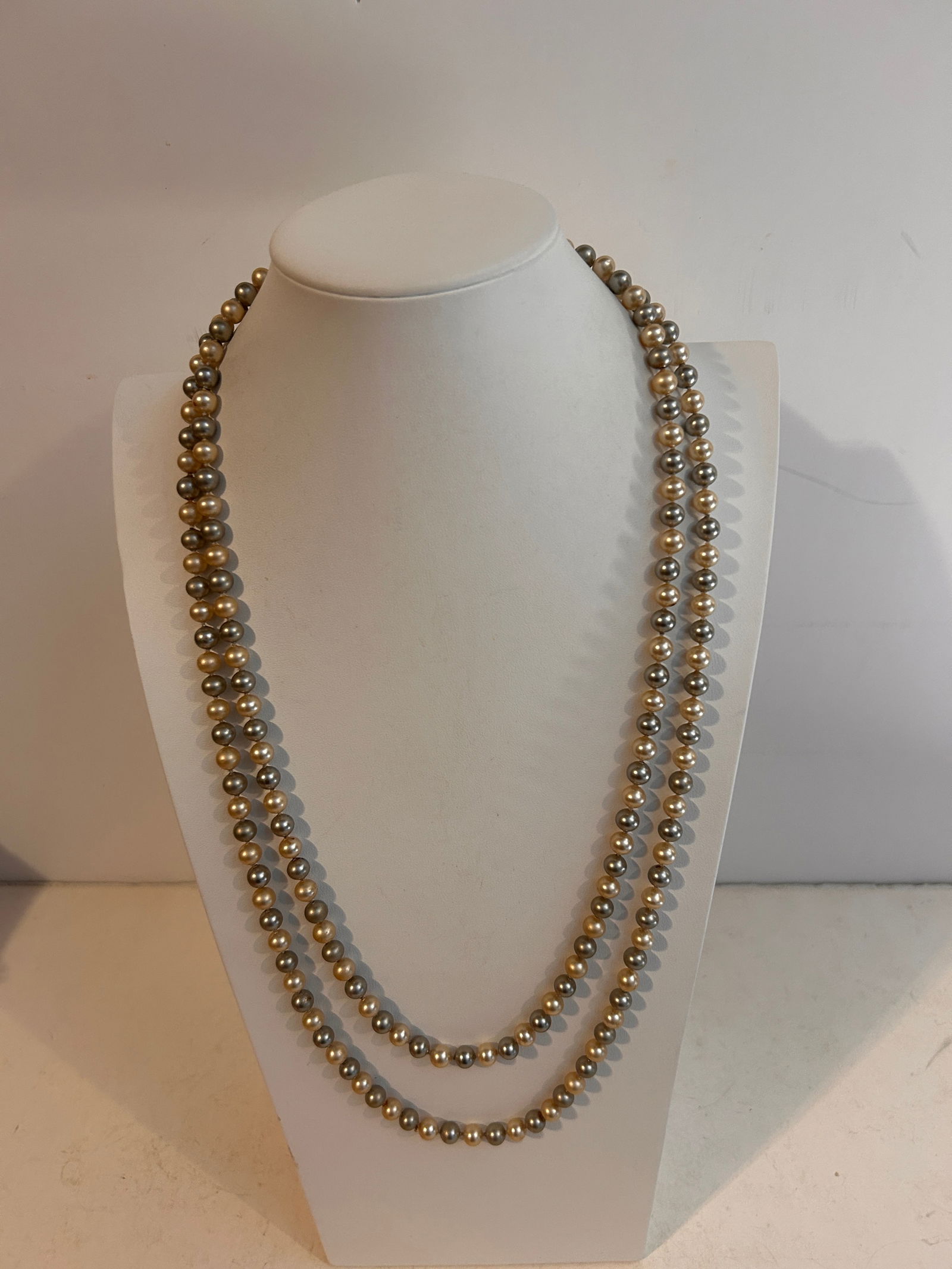 Vintage two tone heavy knotted real Pearl Necklace 46": Vintage two tone heavy knotted real Pearl Necklace 46" Please view all photos as they are part of the description and condition of this Item, Feel free to contact me with questions or picture requests