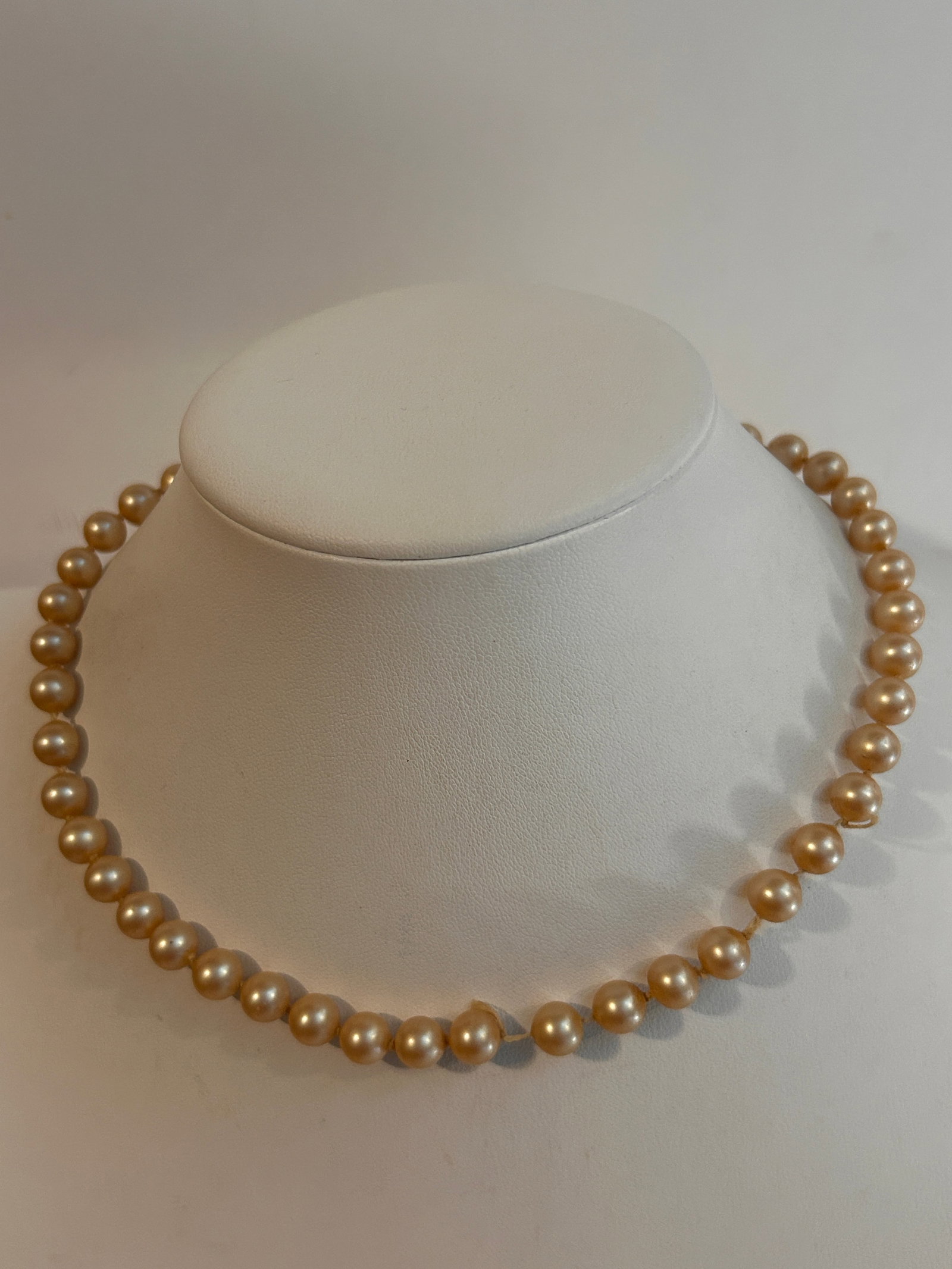 Vintage pearl cameo Necklace 16": Vintage pearl cameo Necklace 16" Please view all photos as they are part of the description and condition of this Item, Feel free to contact me with questions or picture requests! Used Item AS IS