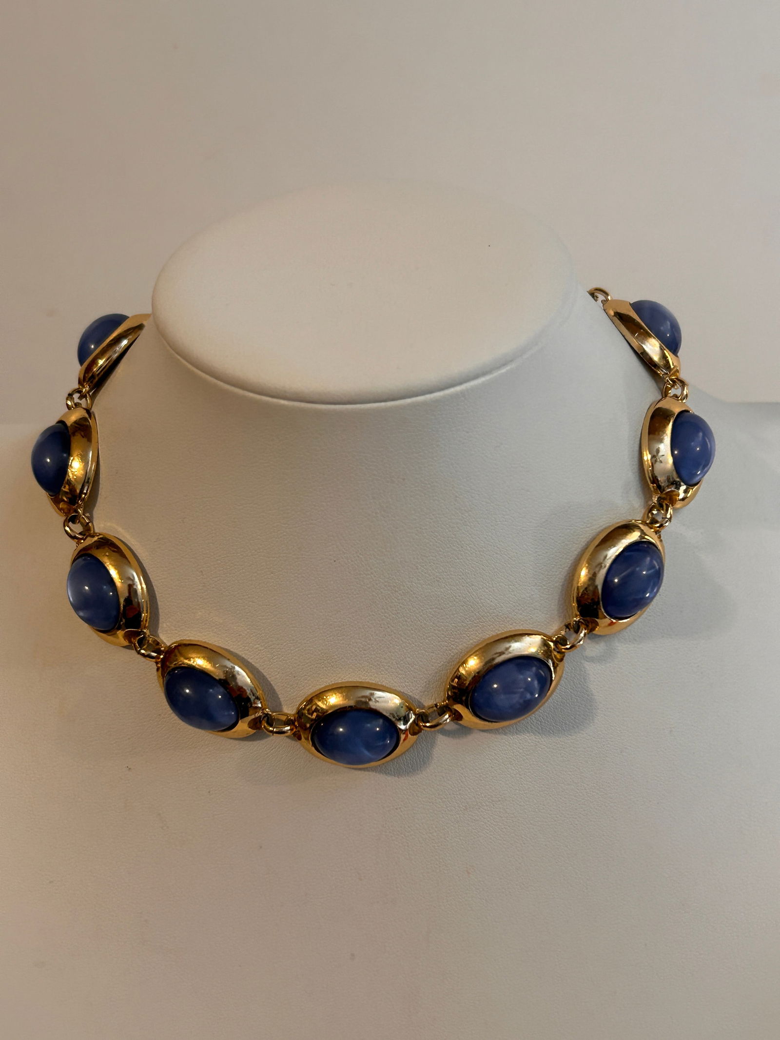 Vintage blue Acrylic Necklace 16": Vintage blue Acrylic Necklace 16" Please view all photos as they are part of the description and condition of this Item, Feel free to contact me with questions or picture requests! Used Item AS IS